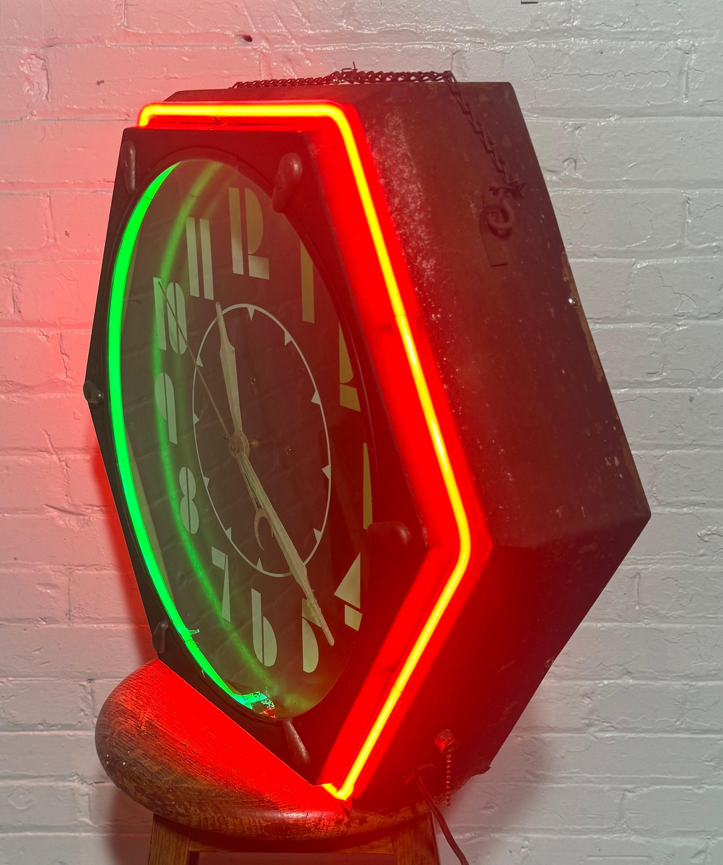 Seldom Seen Art Deco Neon Hexagon Clock, 'The Electric Clock Co. Cleveland en vente 1