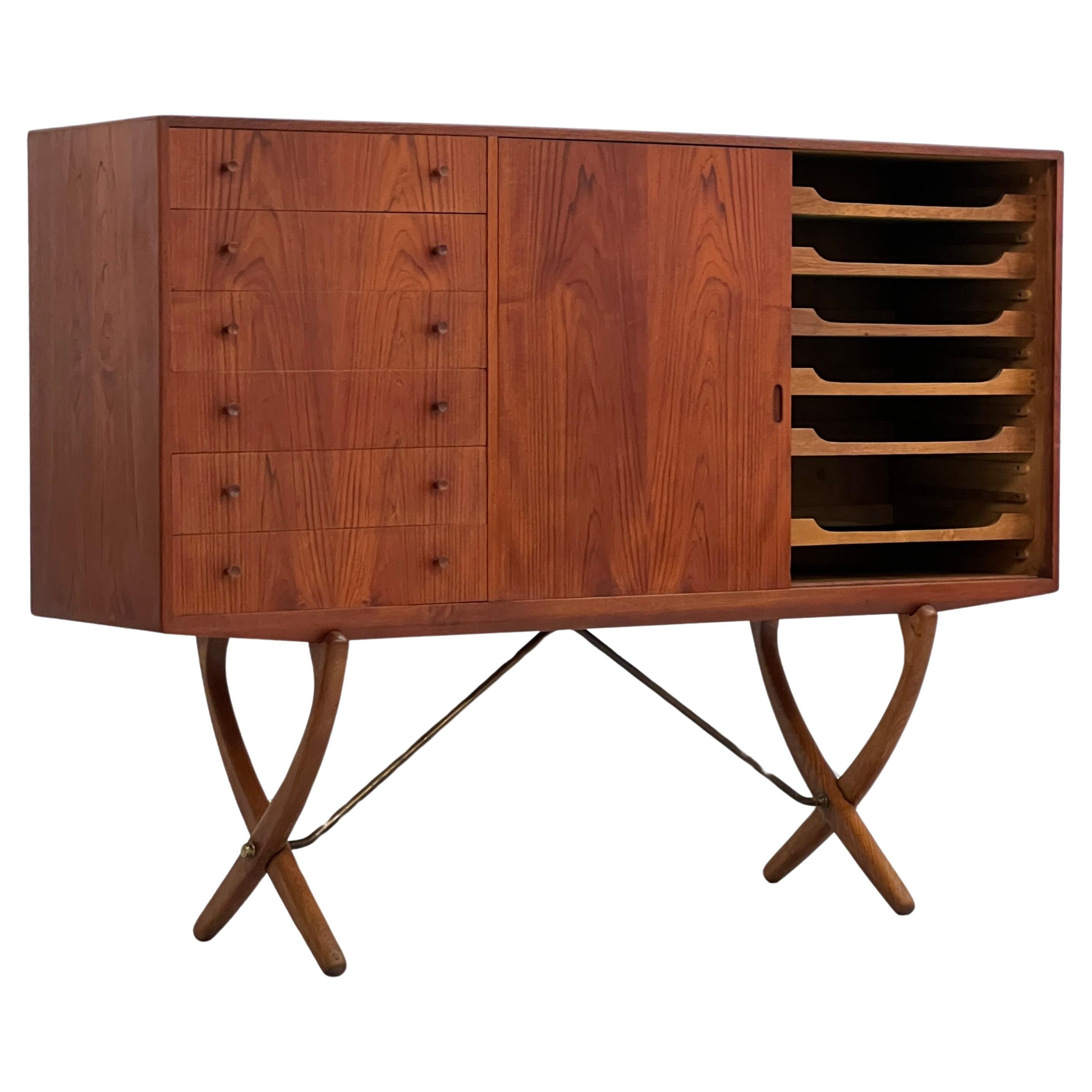 Aparador de patas de sable Hans Wegner, danés moderno, poco visto