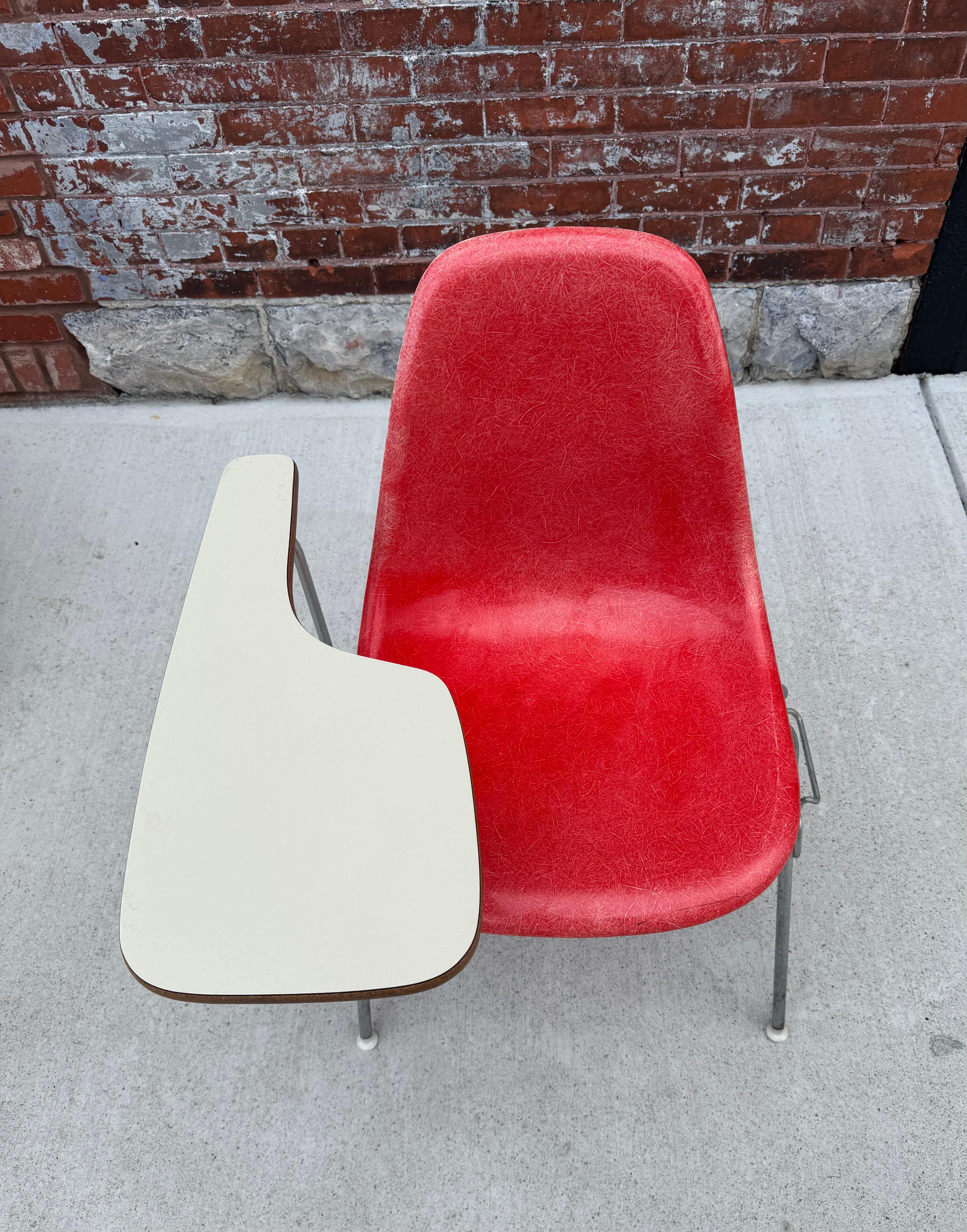 Selten gesehener Eames for Herman Miller Student Desk Chair / Classic Modern im Angebot 4