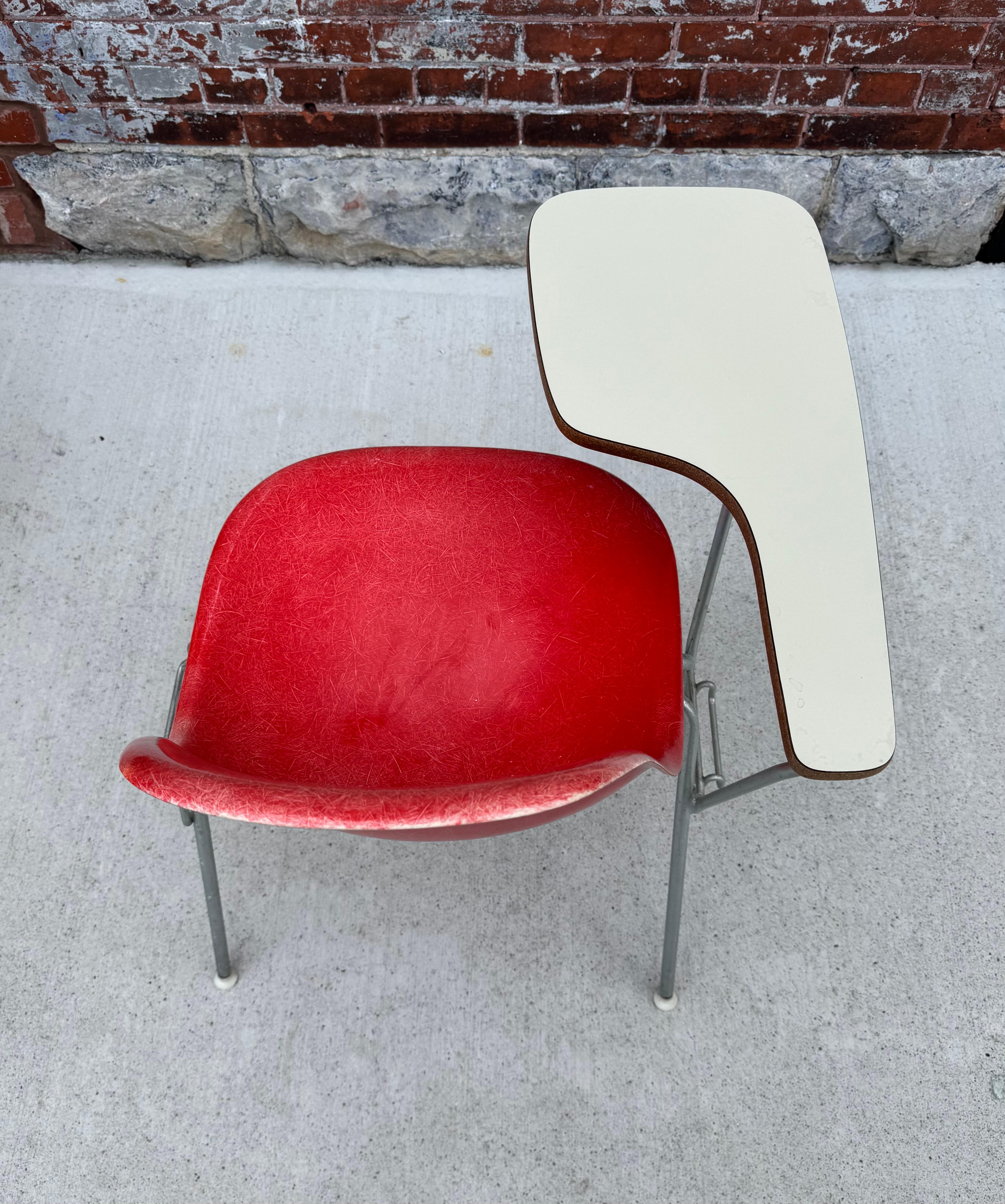 Selten gesehener Eames for Herman Miller Student Desk Chair / Classic Modern (Moderne der Mitte des Jahrhunderts) im Angebot
