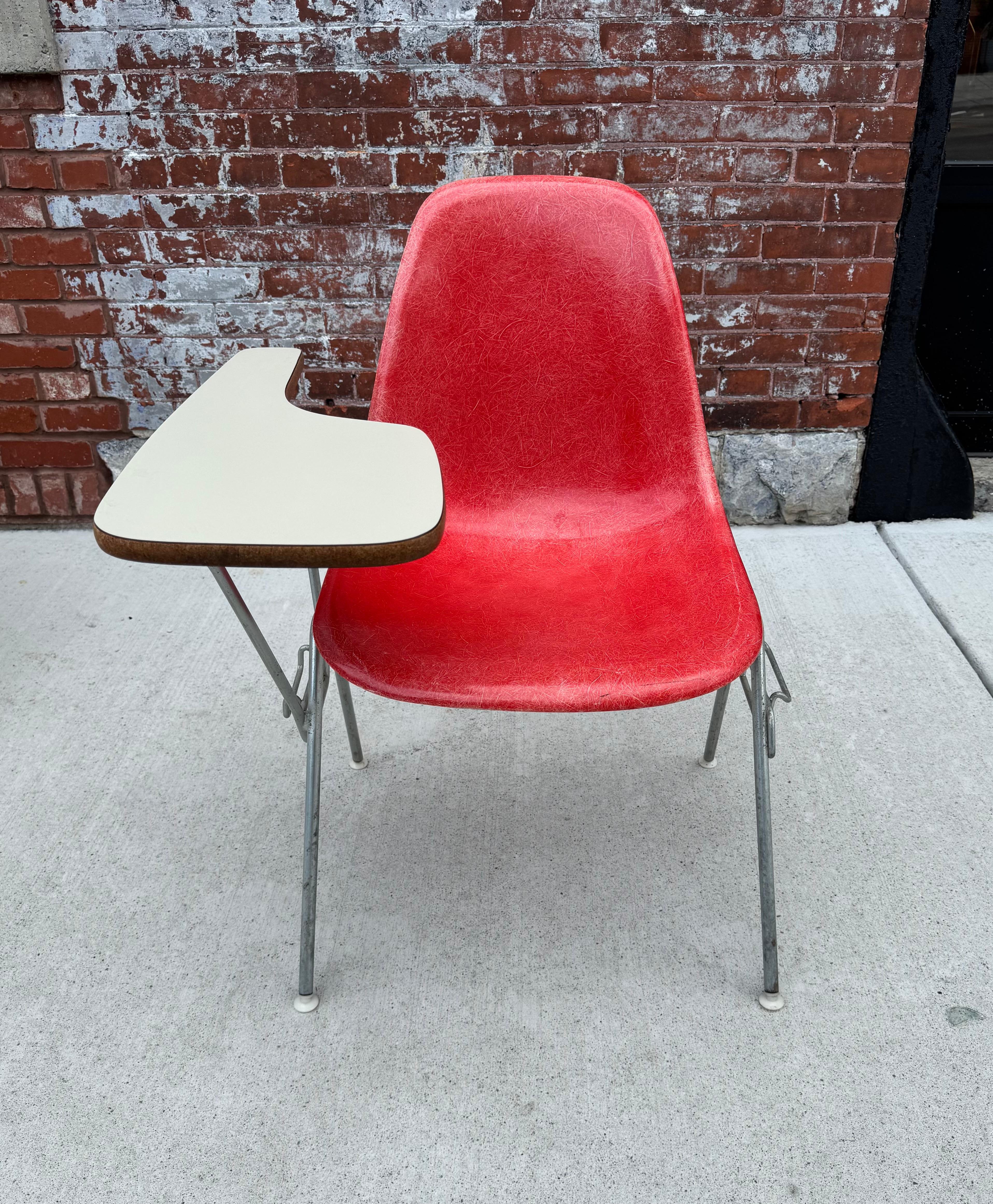 Selten gesehener Eames for Herman Miller Student Desk Chair / Classic Modern im Zustand „Gut“ im Angebot in Buffalo, NY