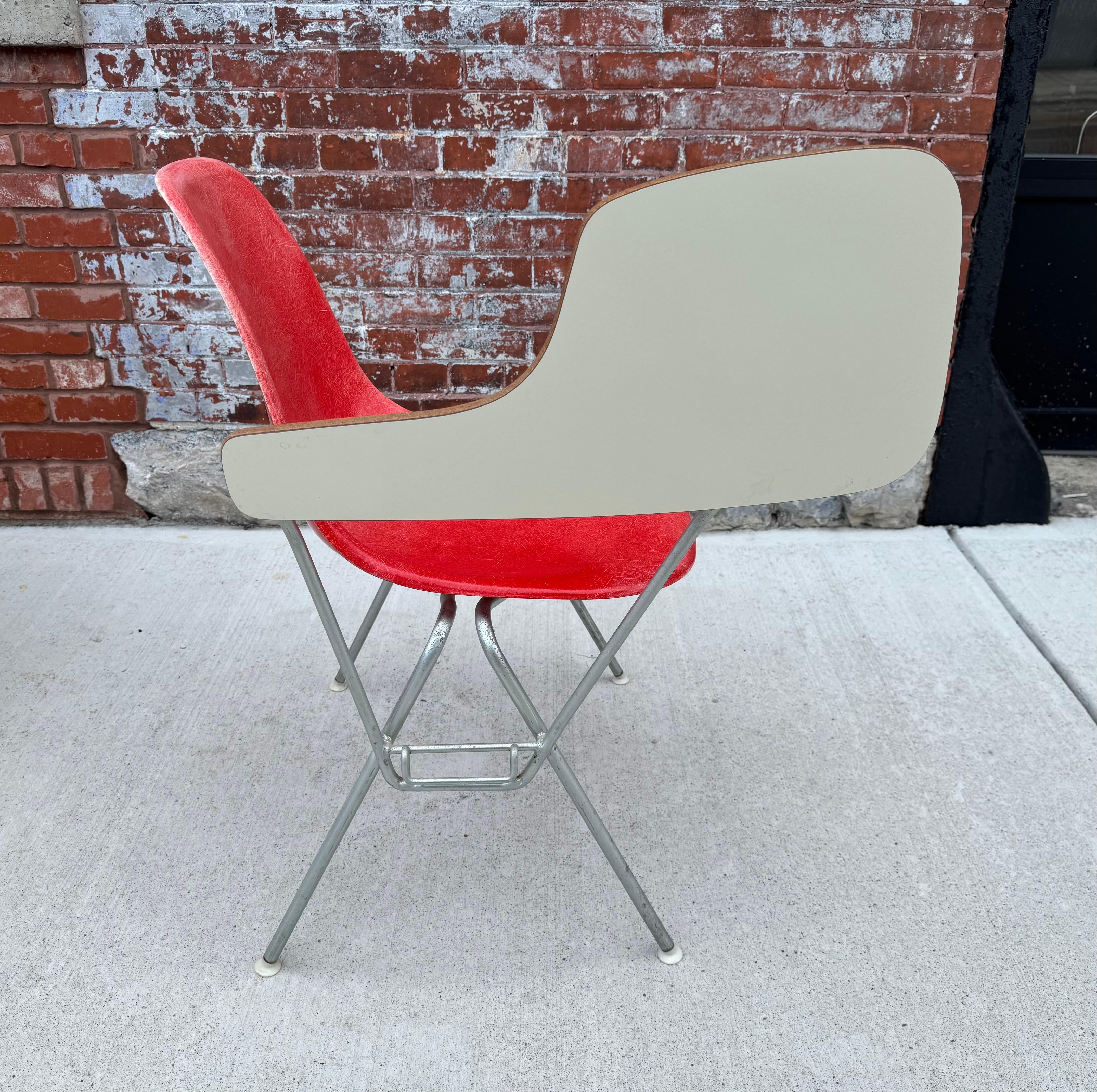 Selten gesehener Eames for Herman Miller Student Desk Chair / Classic Modern (Mitte des 20. Jahrhunderts) im Angebot