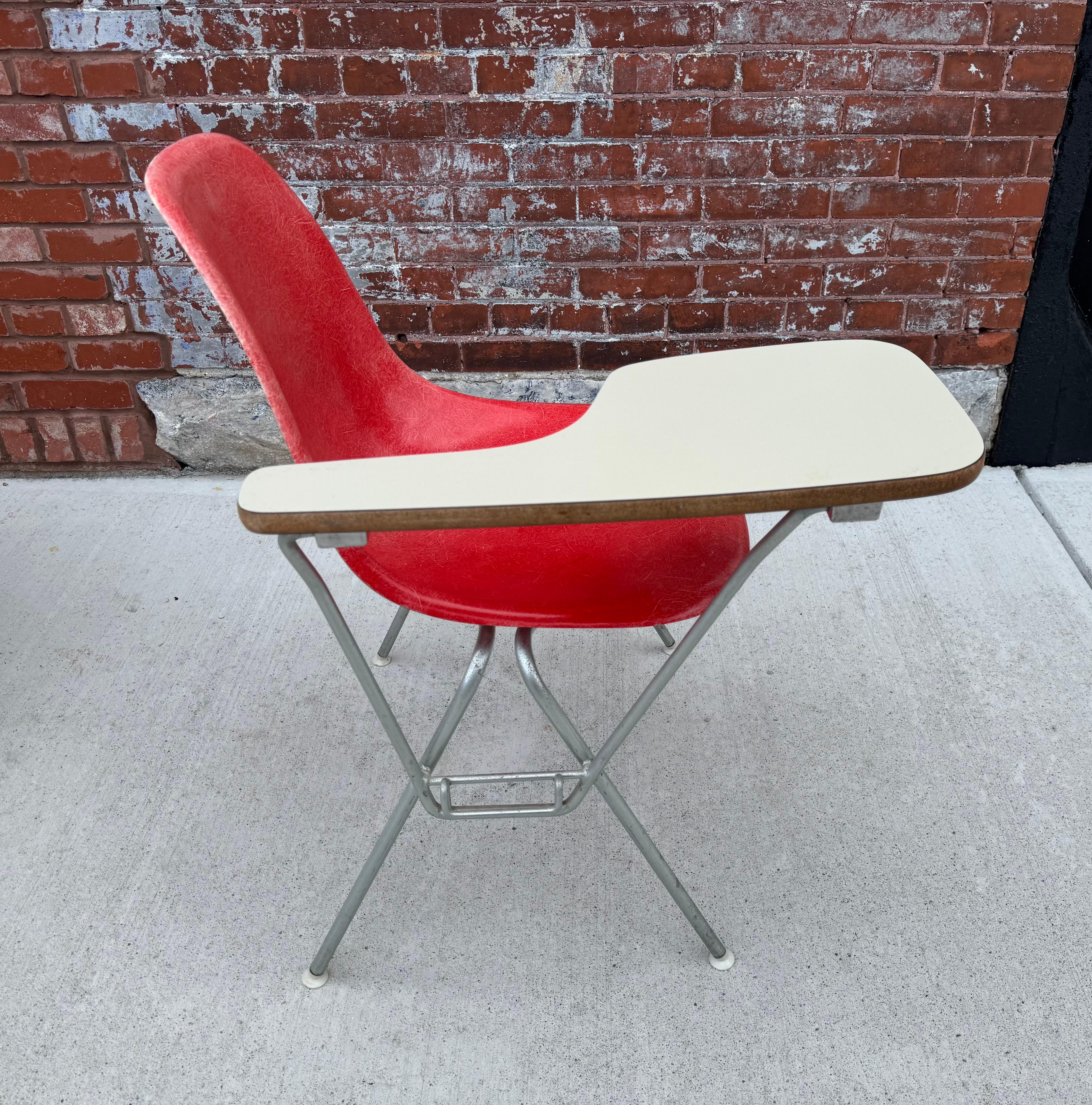 Selten gesehener Eames for Herman Miller Student Desk Chair / Classic Modern (Metall) im Angebot