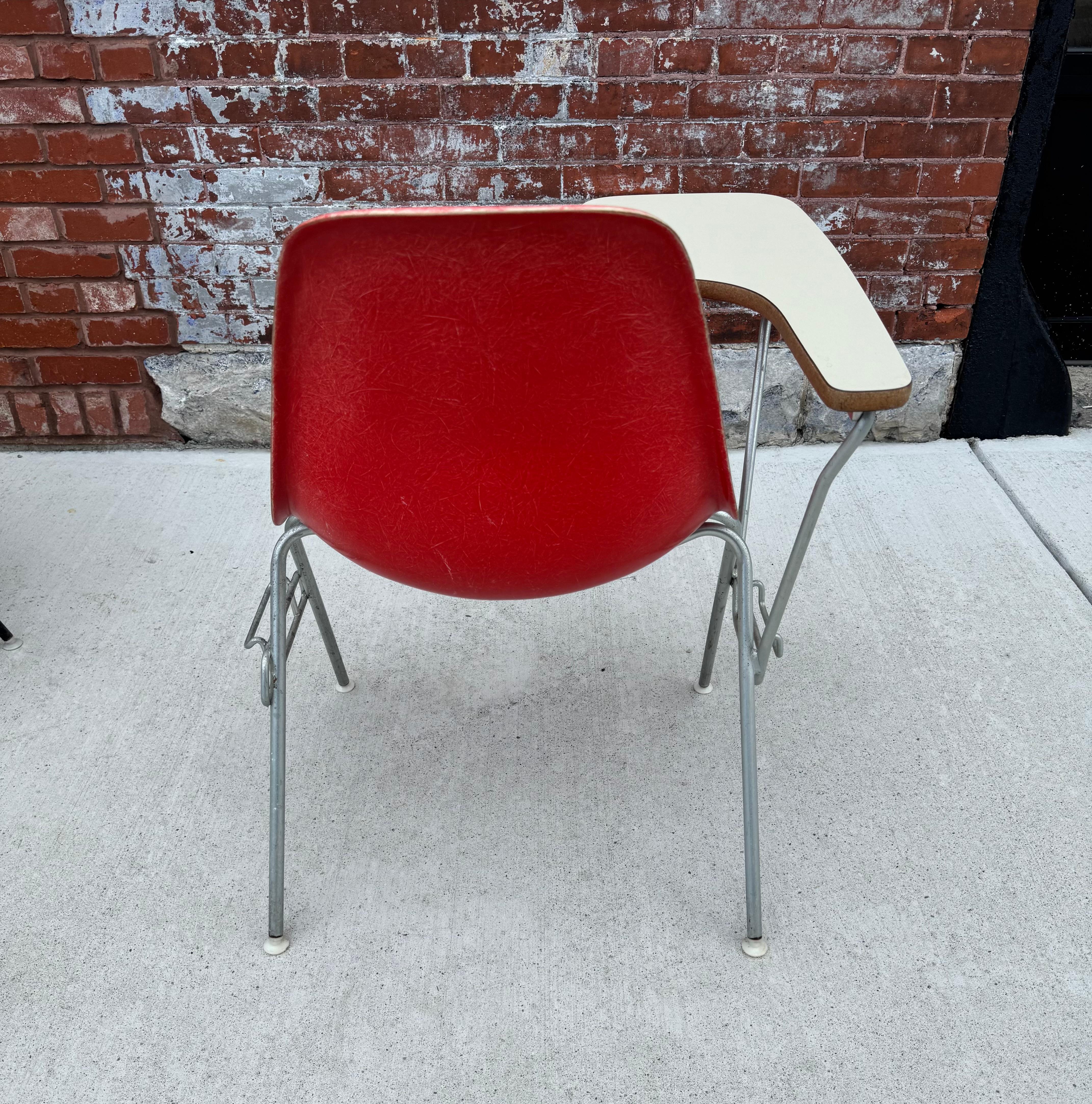 Selten gesehener Eames for Herman Miller Student Desk Chair / Classic Modern im Angebot 1