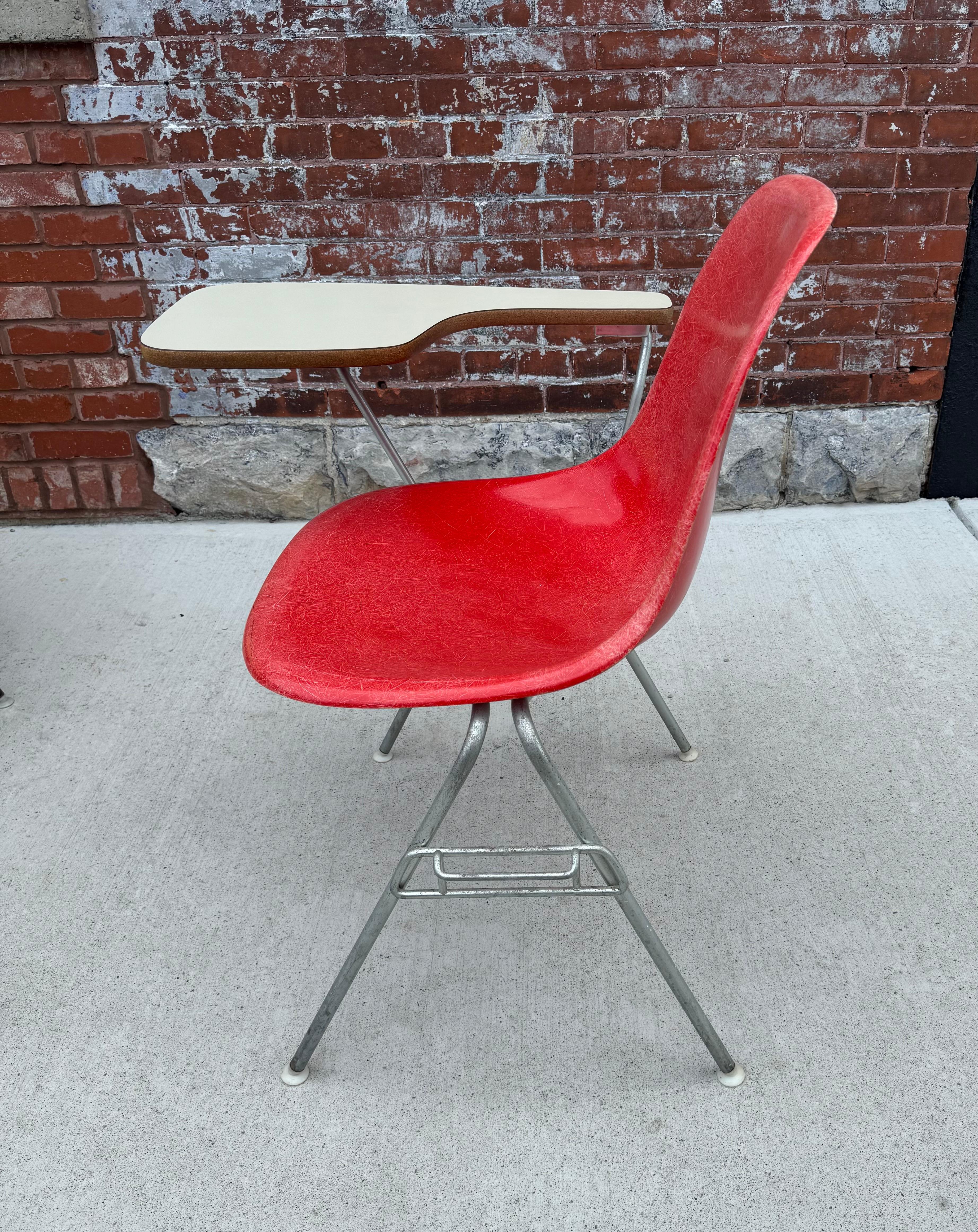 Selten gesehener Eames for Herman Miller Student Desk Chair / Classic Modern im Angebot 2