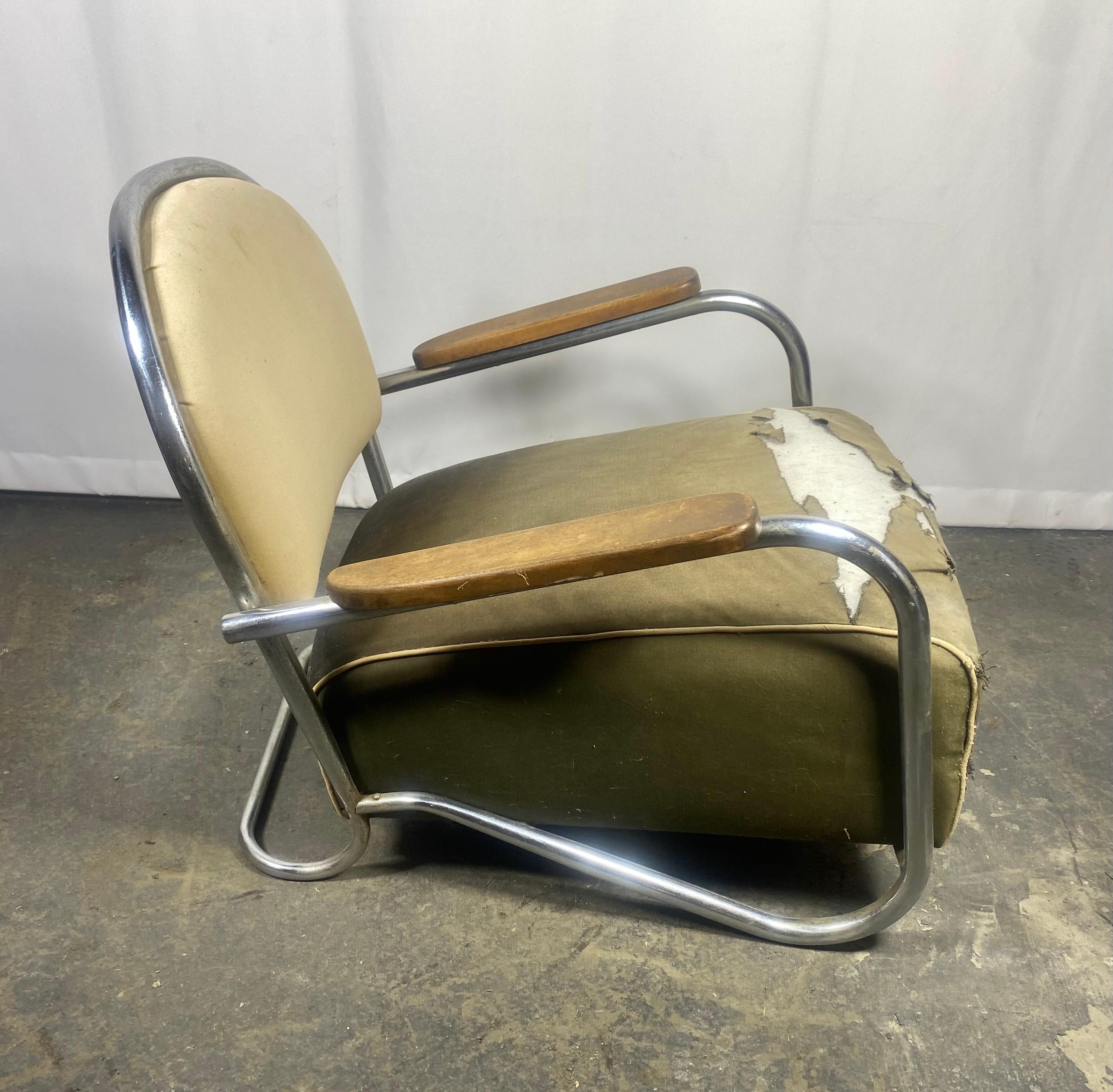 L'emblématique Streamline Moderne de Karl Emanuel Martin (K.E.M.) Weber a été conçue en 1934 et fabriquée entre 35 et 37 par Lloyd Manufacturing. Peu commune et très recherchée, cette forme d'ensemble de sièges est vendue en l'état, tissu déchiré,