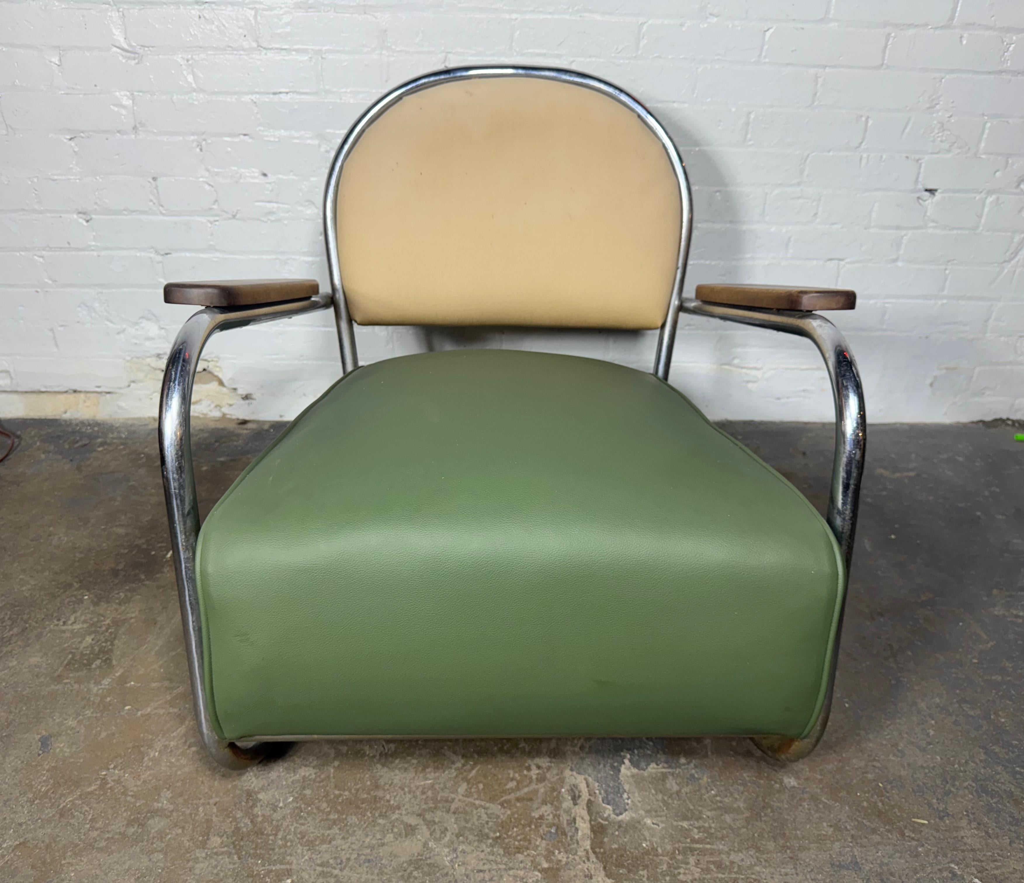 L'emblématique Streamline Moderne de Karl Emanuel Martin (K.E.M.) Weber a été conçue en 1934 et fabriquée entre 35 et 37 par Lloyd Manufacturing. Peu commune et très recherchée, cette suite de sièges présente de légères piqûres sur le cadre