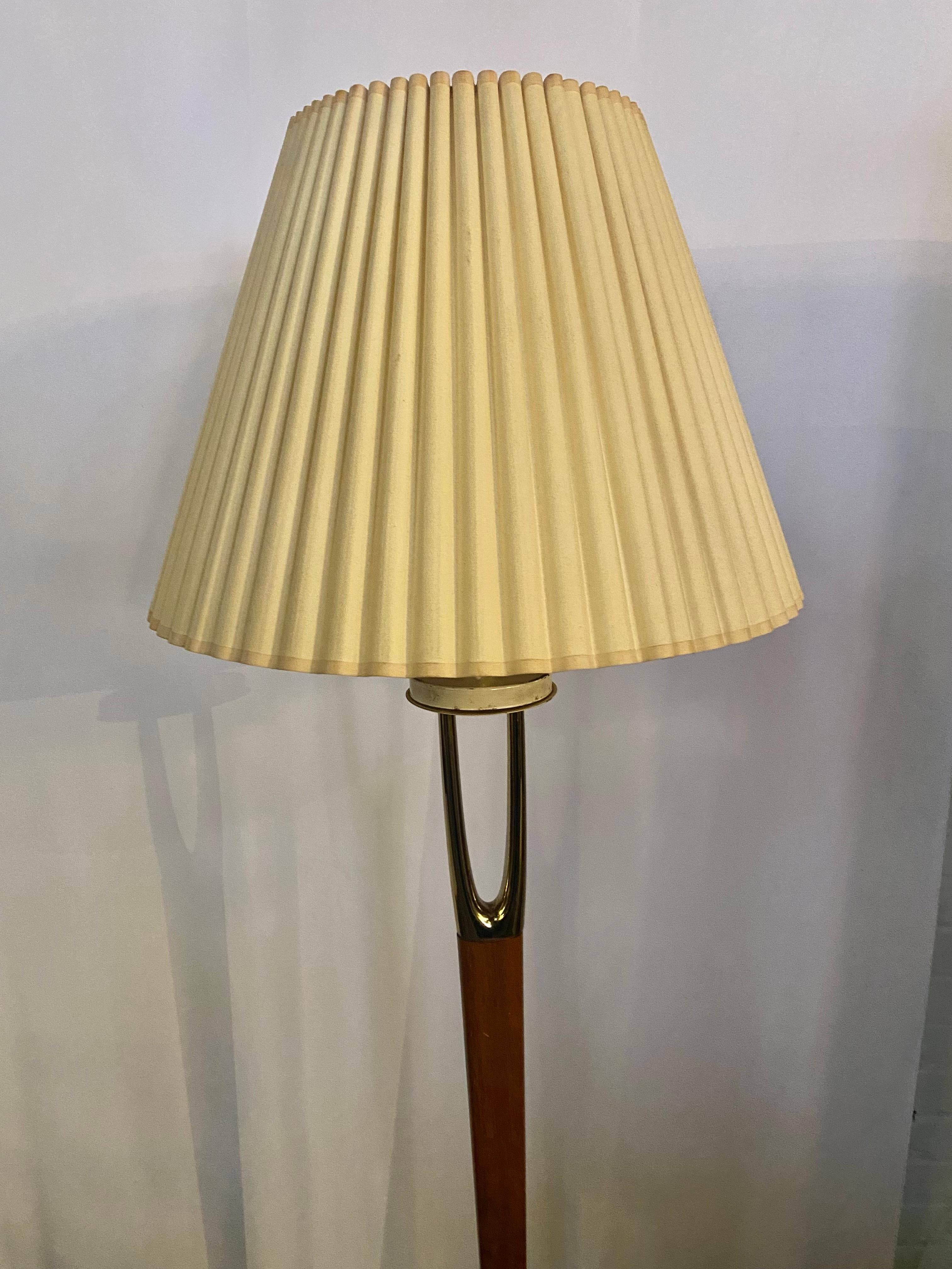 Lampadaire classique Wishbone des années 1950 pour Laurel Lighting Company. Bel état d'origine,  Une solide pièce de noyer se rétrécit à partir du bas. L'abat-jour n'est pas inclus, ( NON ORIGINAL) L'interrupteur à trois voies sur le dessous permet