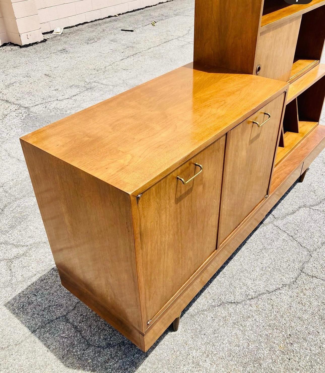 Seldom seen modular MeRTON Gershun mEDIA Cabinet / American of Martinsville In Good Condition In Buffalo, NY