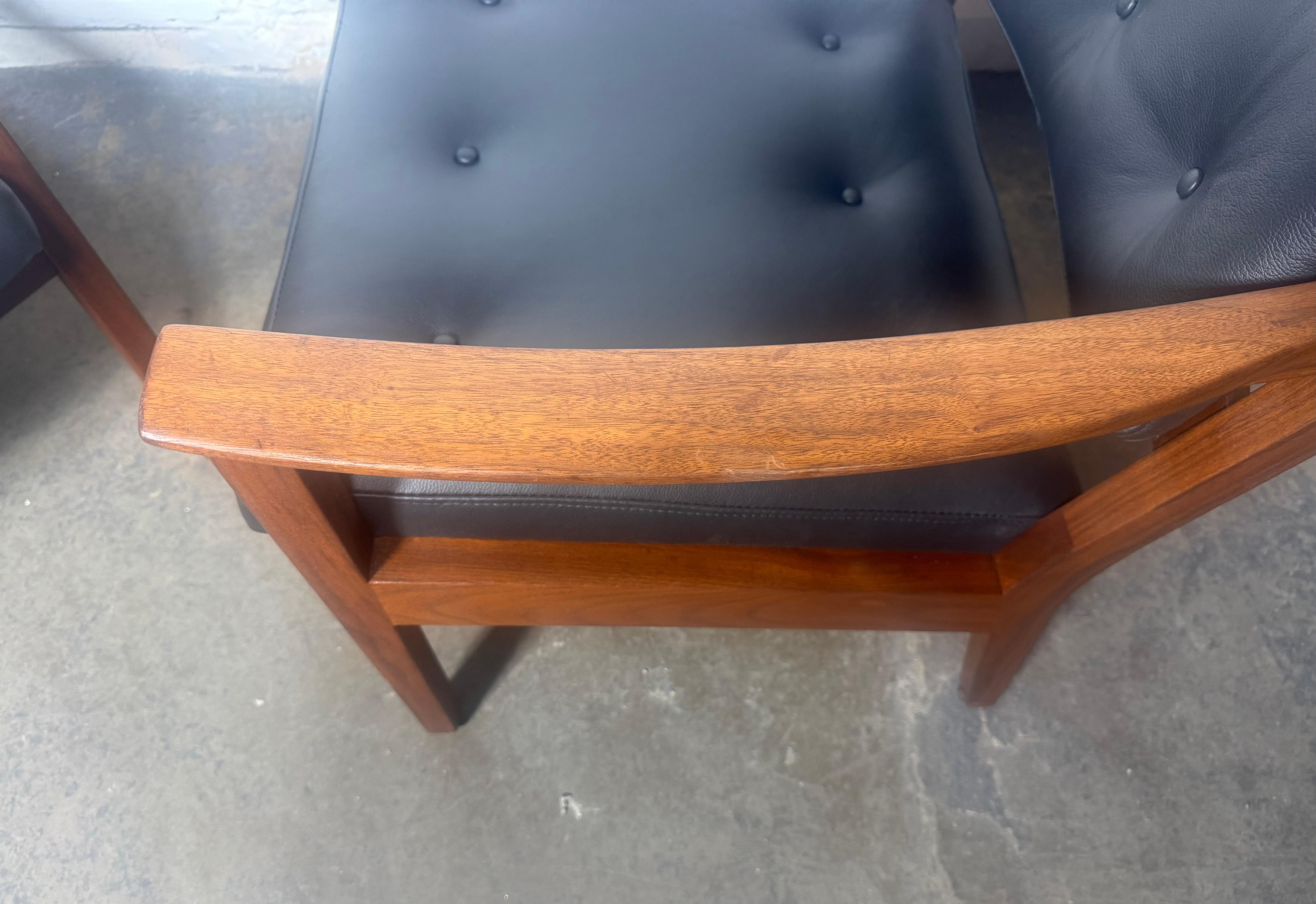 Seldom seen pair modernist walnut and leather lounge chairs made by Gunlocke For Sale 3