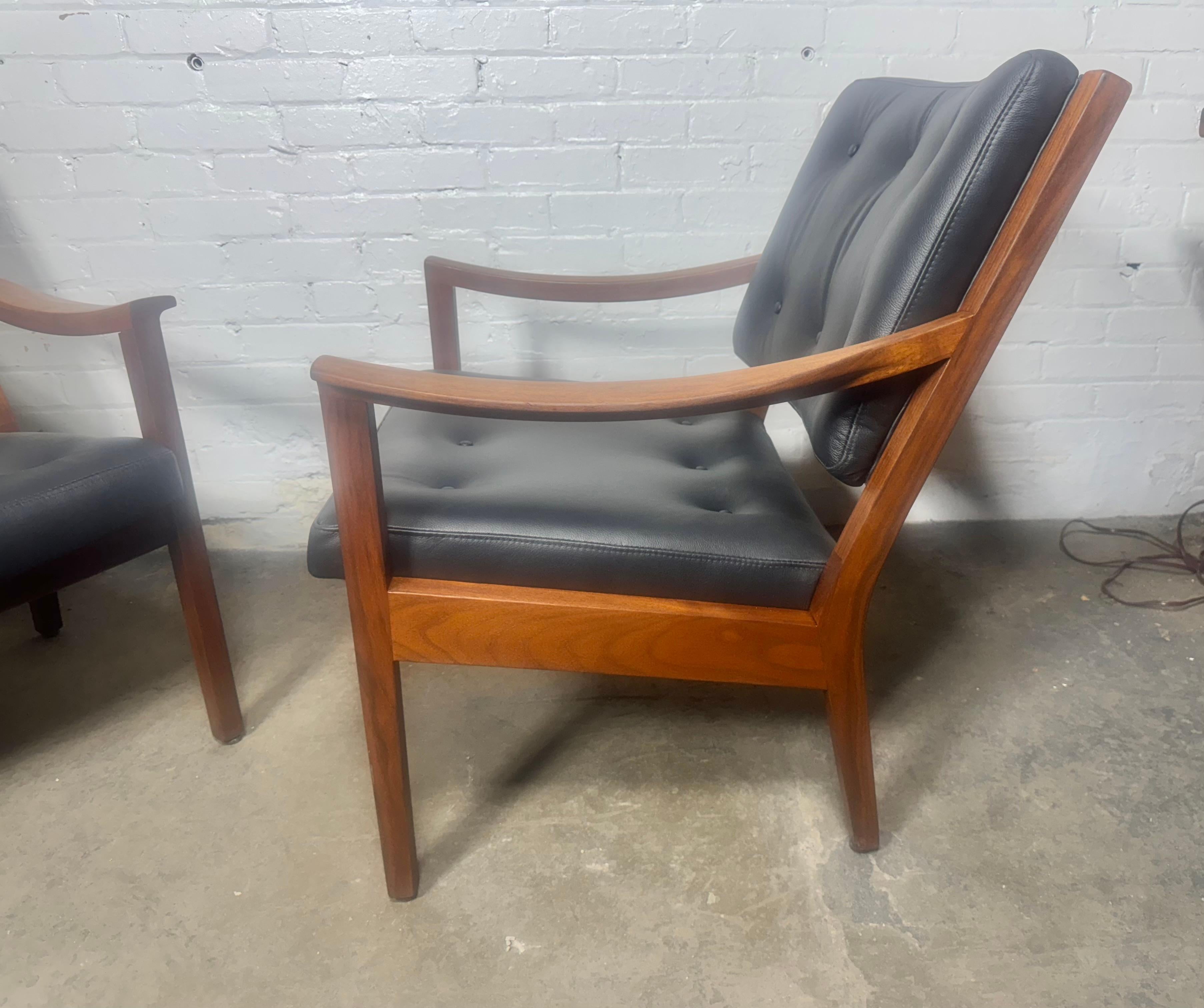Seldom seen pair modernist walnut and leather lounge chairs made by Gunlocke For Sale 4