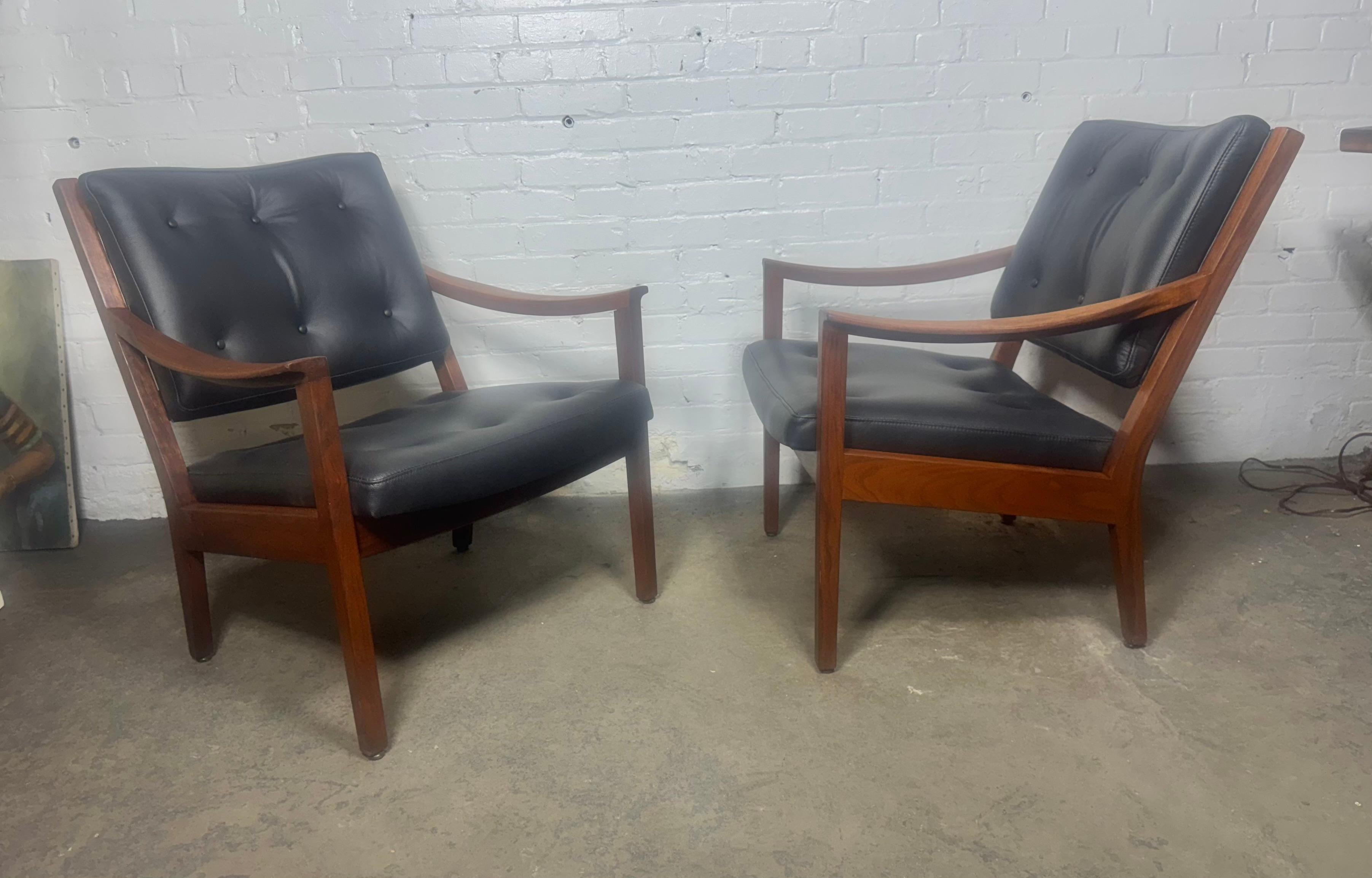 Seldom seen pair modernist walnut and leather lounge chairs made by Gunlocke For Sale 5