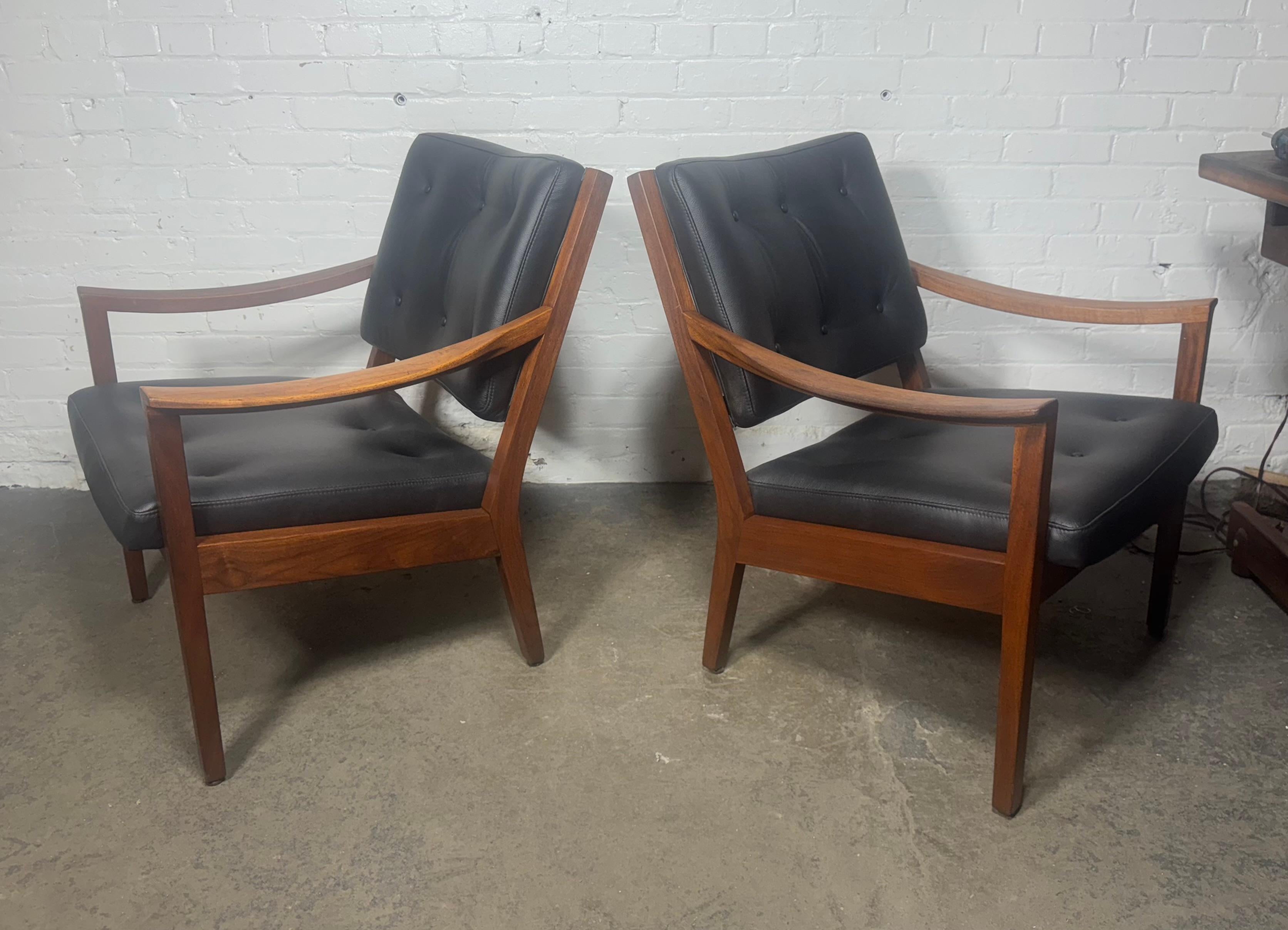 Seldom seen pair modernist walnut and leather lounge chairs made by Gunlocke In Excellent Condition For Sale In Buffalo, NY