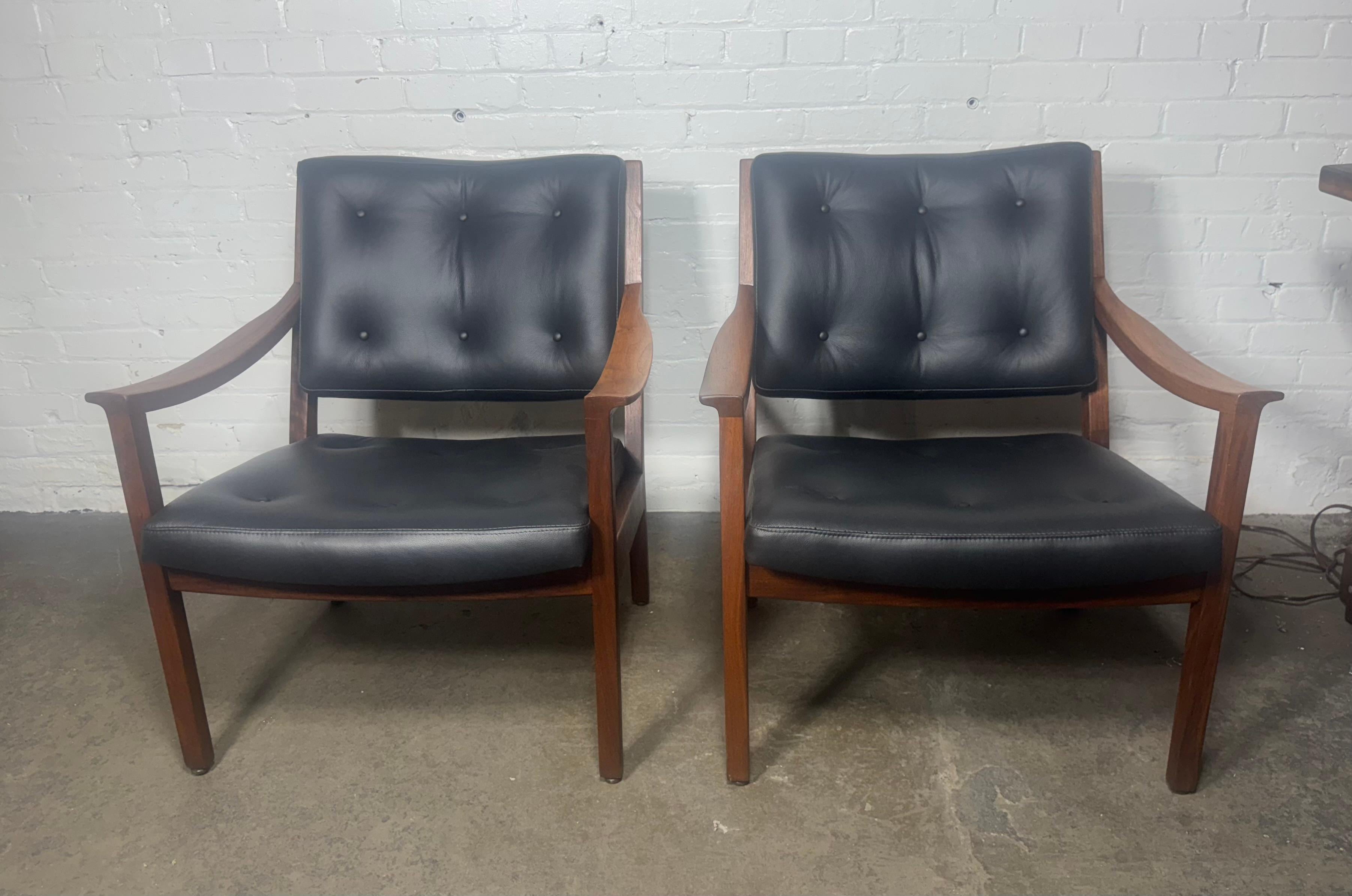 Seldom seen pair modernist walnut and leather lounge chairs made by Gunlocke For Sale 1