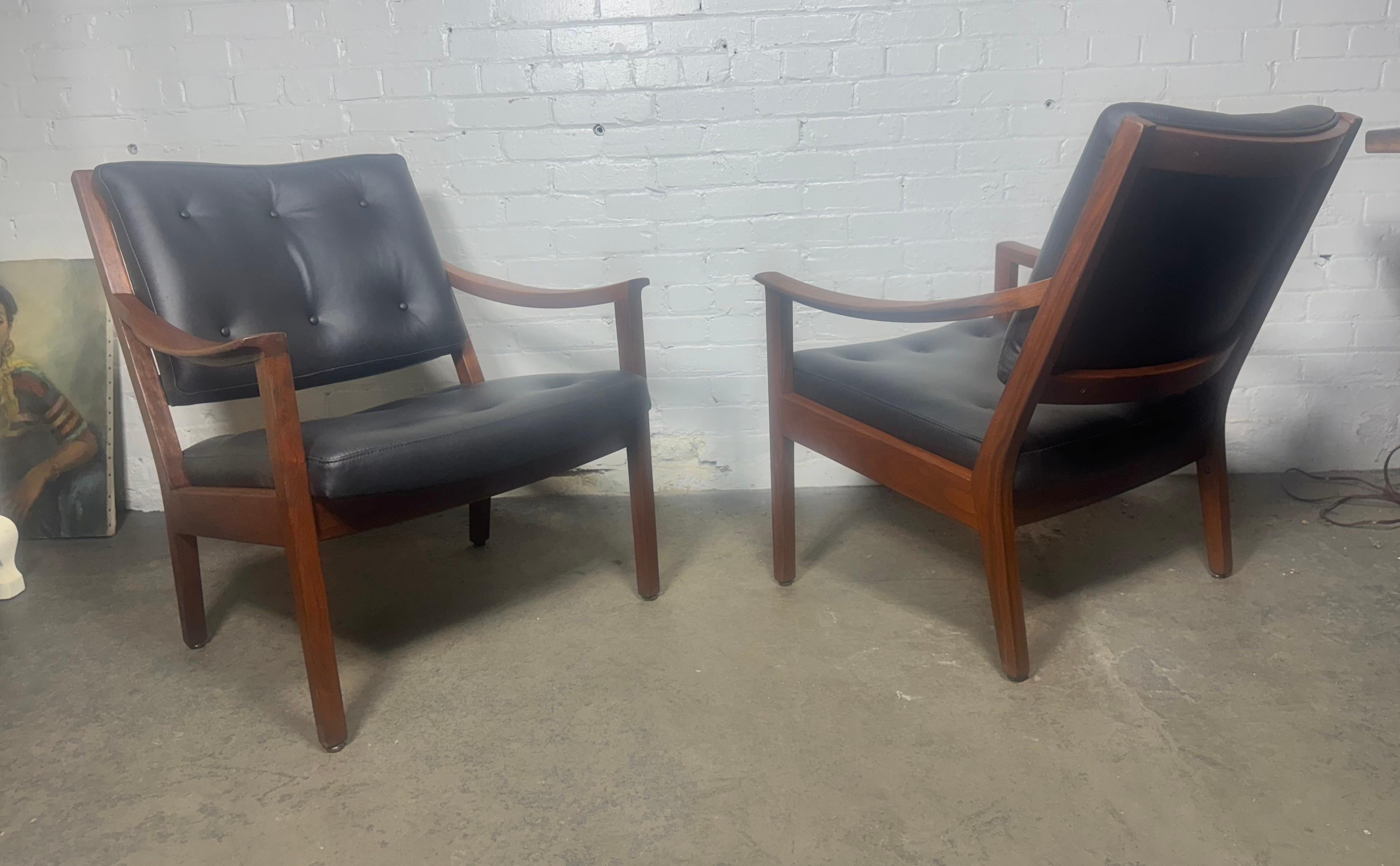 Seldom seen pair modernist walnut and leather lounge chairs made by Gunlocke For Sale 2