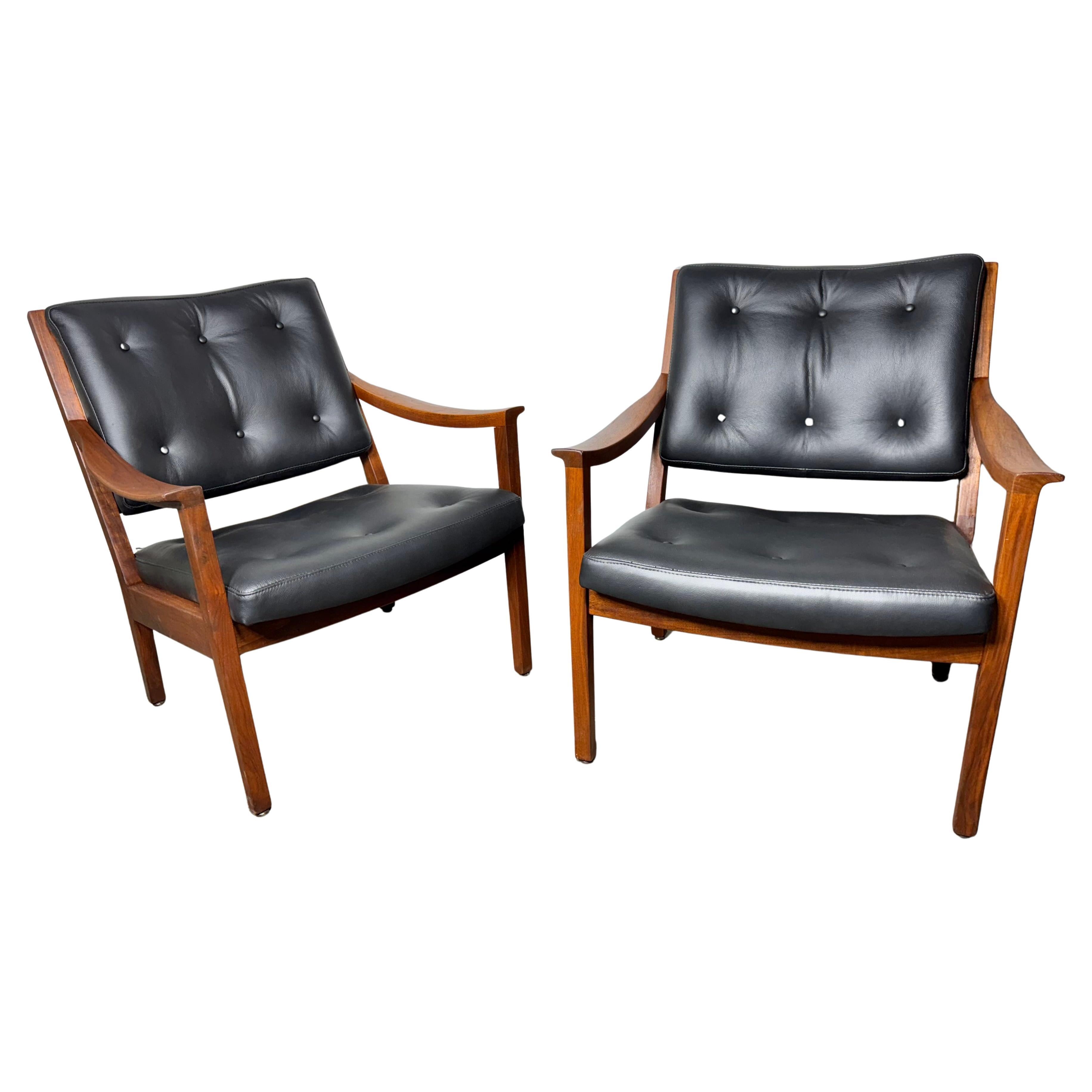 Seldom seen pair modernist walnut and leather lounge chairs made by Gunlocke For Sale
