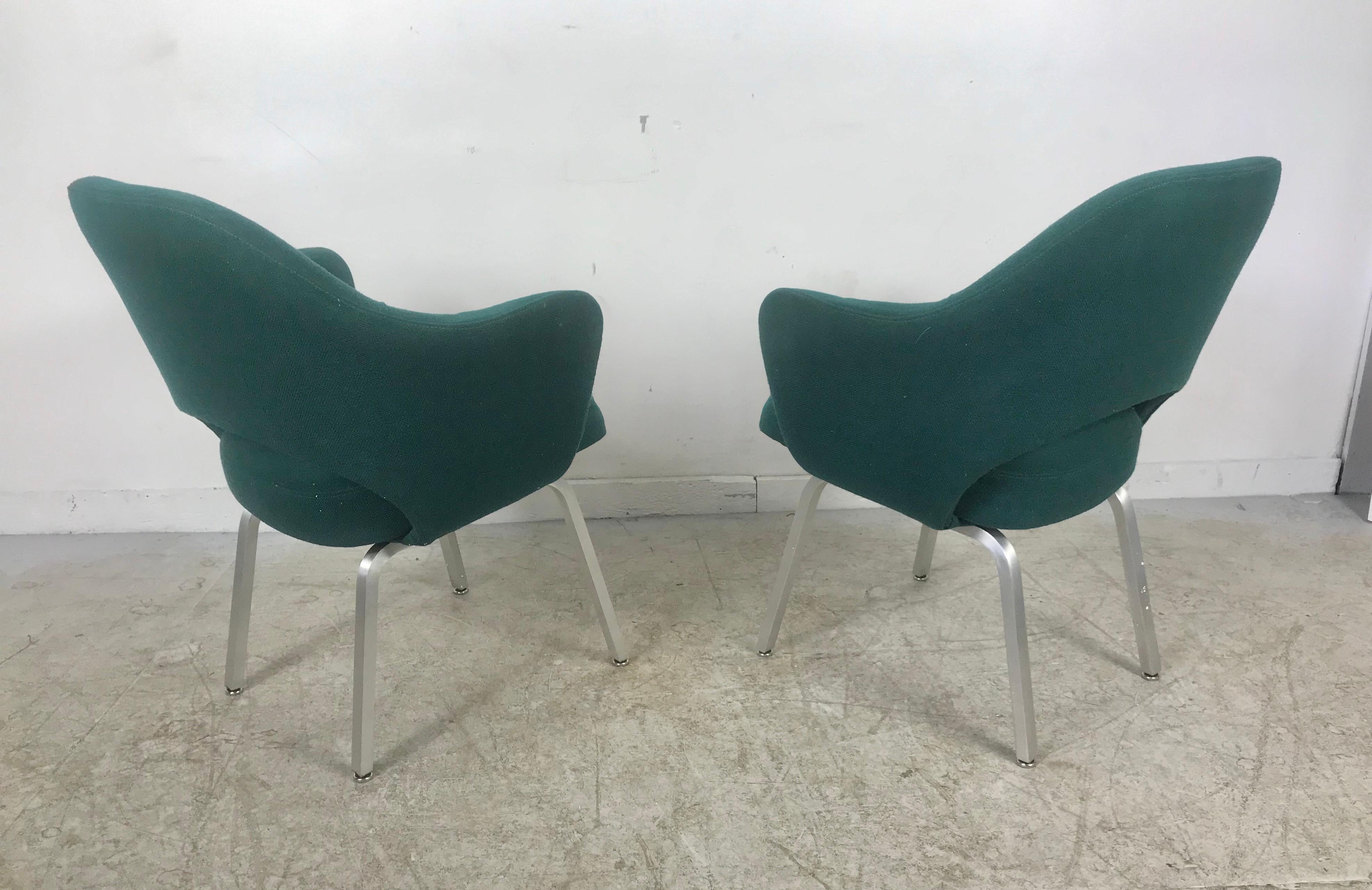 Milieu du XXe siècle Paire de fauteuils de direction Saarinen/Knoll de la première heure, piètements en aluminium, rarement vus en vente