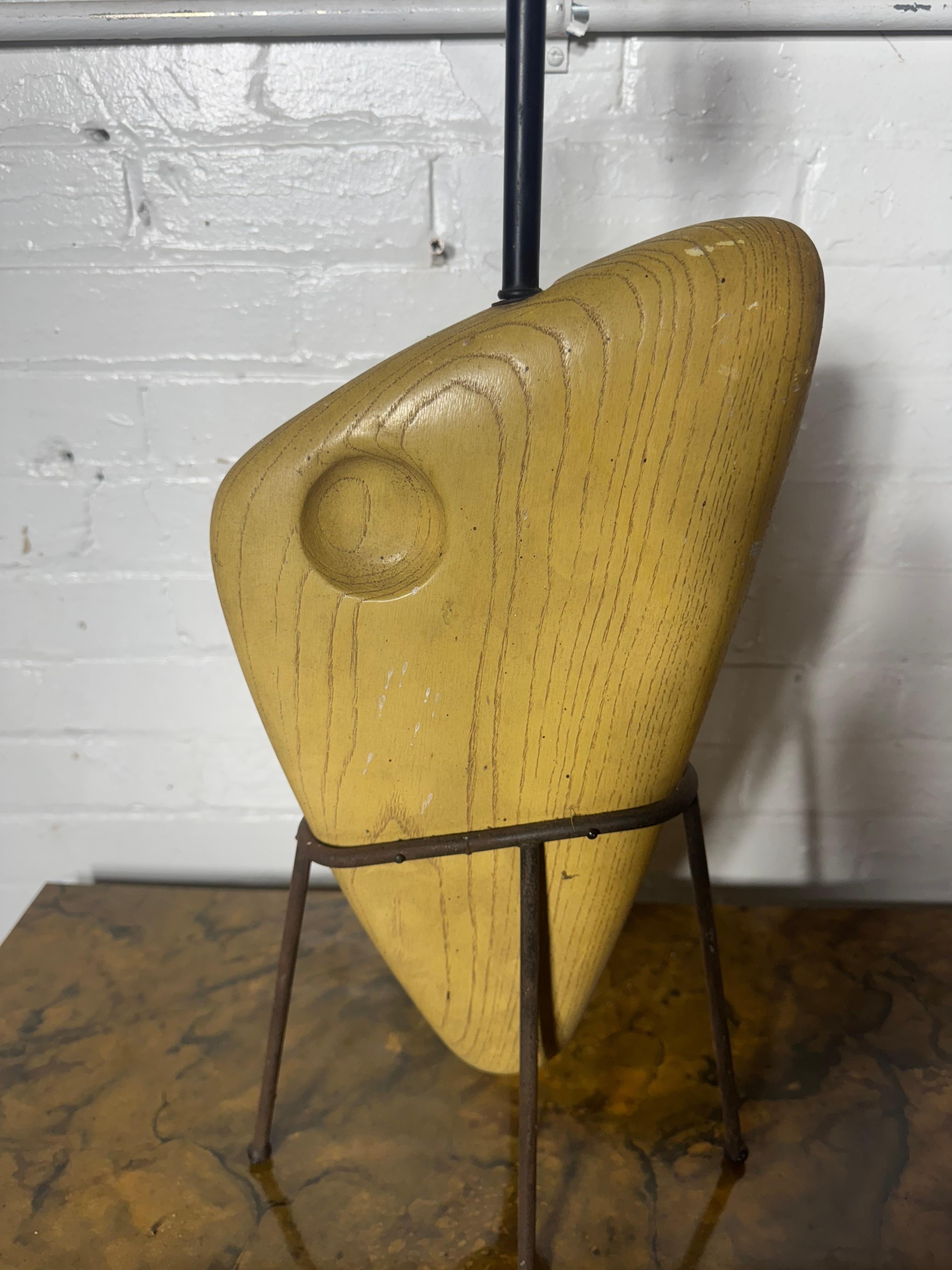 Rara vez vista Lámpara de mesa escultórica Biomorfa de madera y hierro de Yasha Heifetz Estadounidense en venta