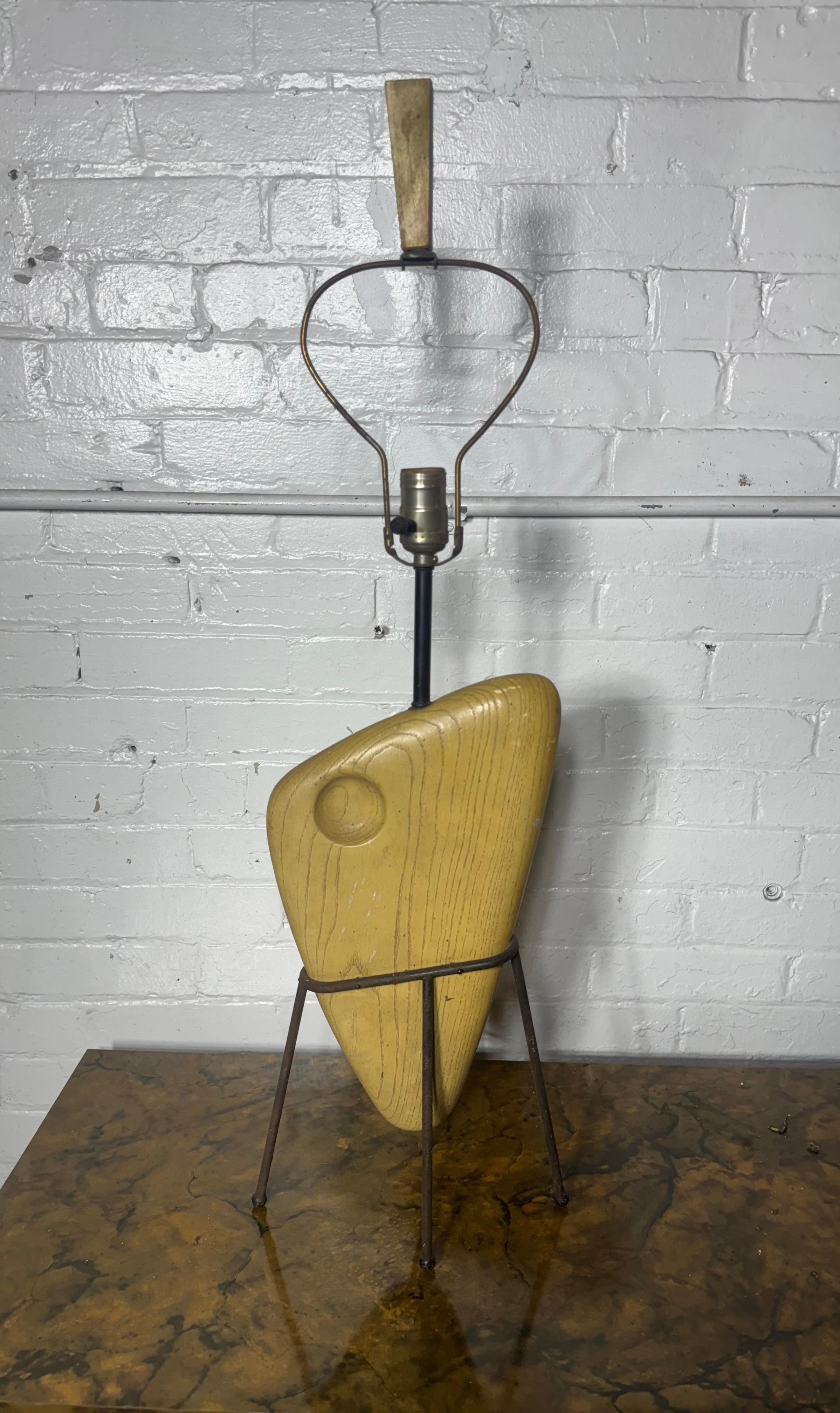 Rara vez vista Lámpara de mesa escultórica Biomorfa de madera y hierro de Yasha Heifetz en Bueno estado para la venta en Buffalo, NY