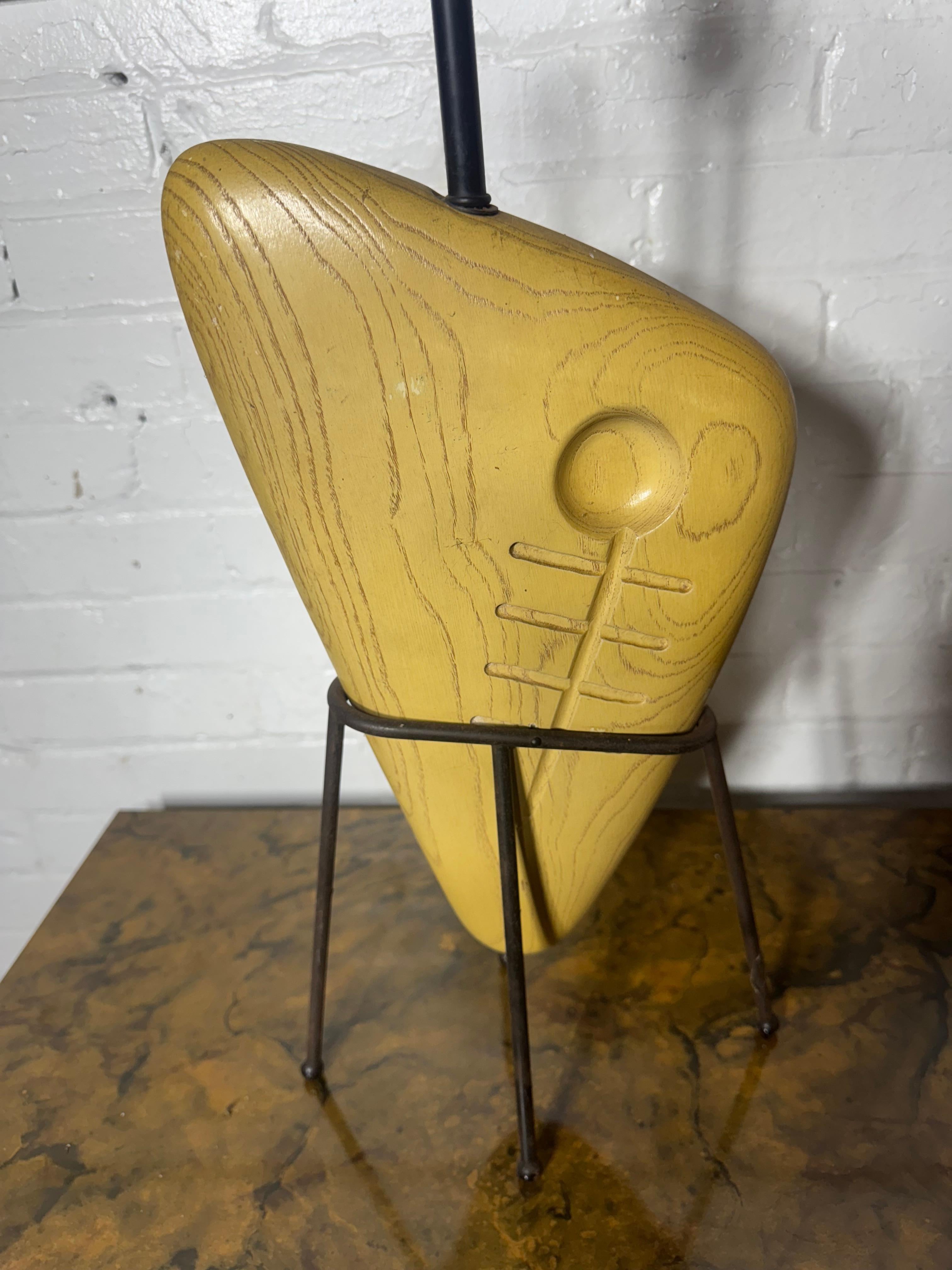 Rara vez vista Lámpara de mesa escultórica Biomorfa de madera y hierro de Yasha Heifetz mediados del siglo XX en venta