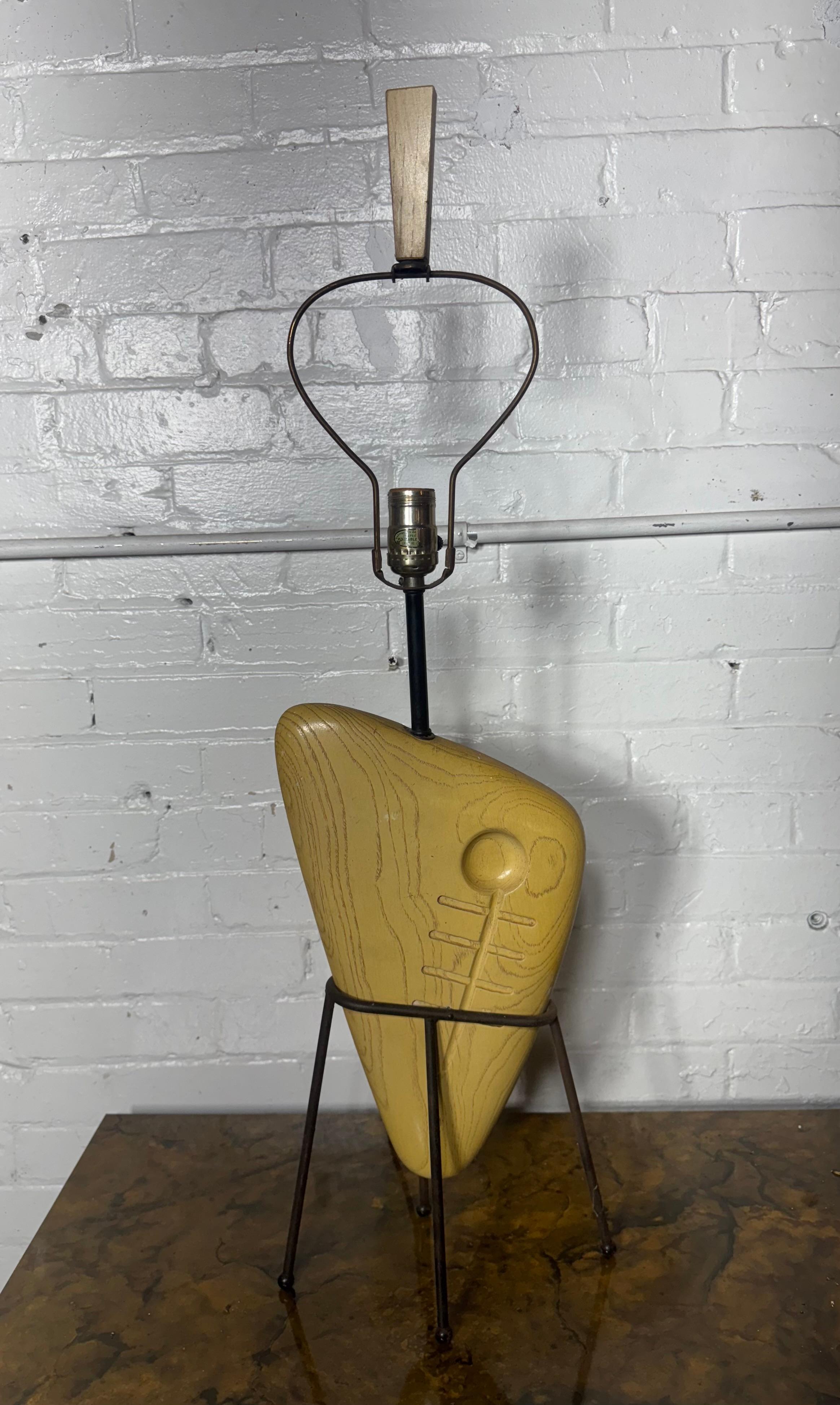 Rara vez vista Lámpara de mesa escultórica Biomorfa de madera y hierro de Yasha Heifetz Hierro en venta