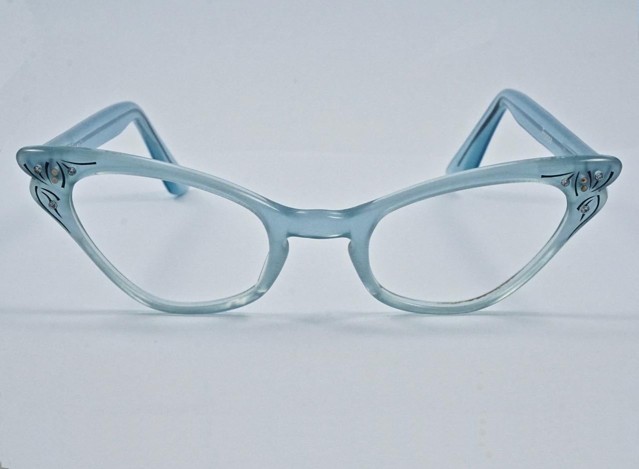 Schönes Paar Selecta Französisch Samt blau Kunststoff Katze Brillenfassungen, ohne Gläser. Sie sind mit schönen Strasssteinen und schwarzer Emaille verziert. Breite an der Spitze 13,6 cm / 5,35 Zoll. Diese Brille ist in sehr gutem Zustand. Ein