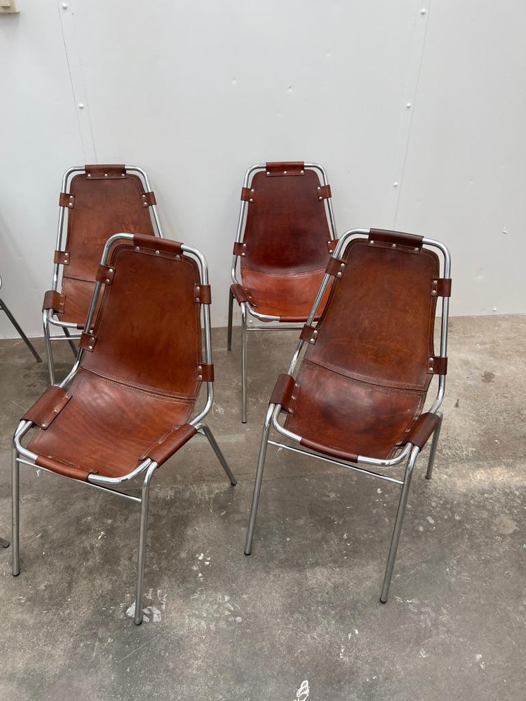 Por Charlotte Perriand para la estación de esquí Les Arcs, 12 sillas de comedor de cuero siglo XX en venta