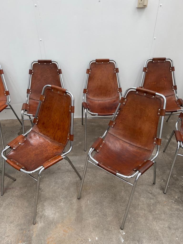 Por Charlotte Perriand para la estación de esquí Les Arcs, 12 sillas de comedor de cuero Metal en venta
