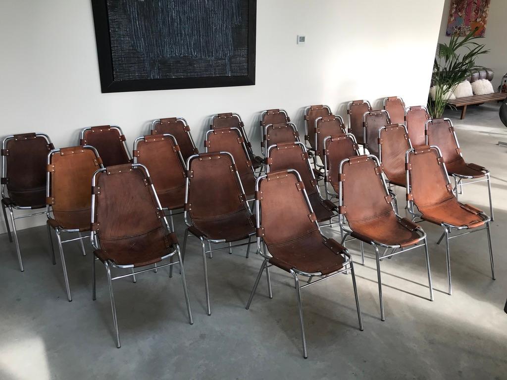 Selezionato da Charlotte Perriand per la stazione sciistica di Les Arcs, 24 sedie da pranzo in pelle in vendita 3