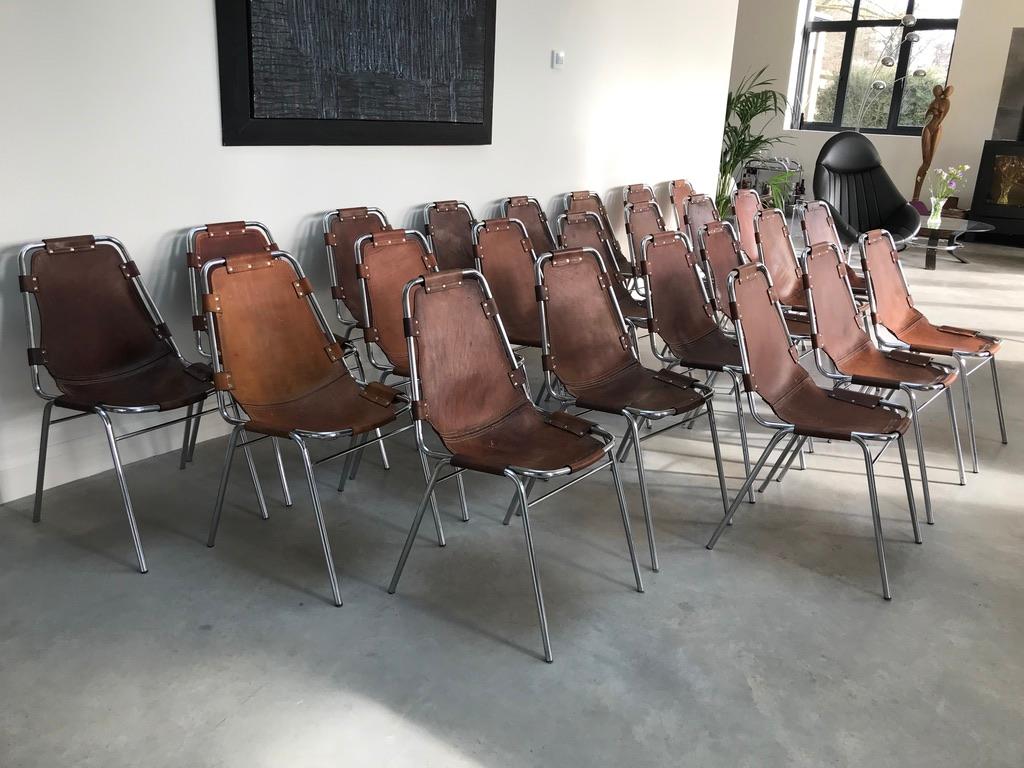 Mid-Century Modern Sélectionné par Charlotte Perriand pour la station de ski Les Arcs, 24 chaises à manger en cuir en vente