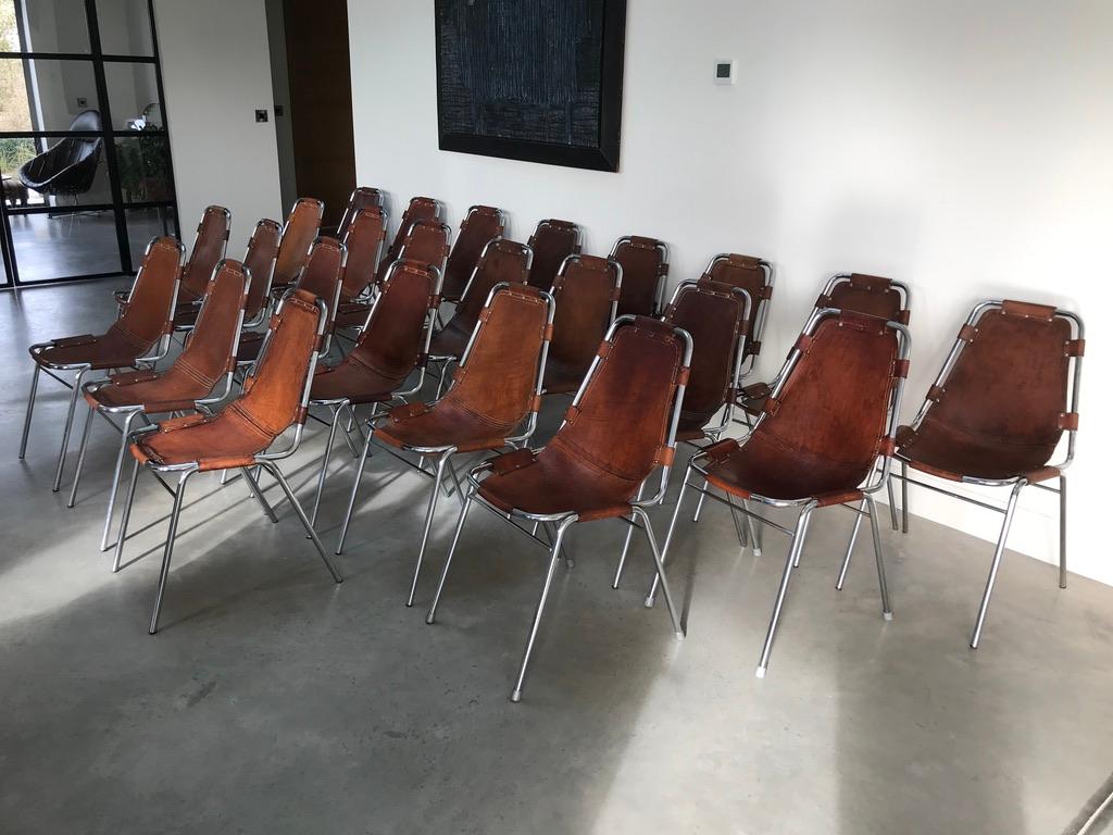 Mid-Century moderno Selezionato da Charlotte Perriand per la stazione sciistica di Les Arcs, 24 sedie da pranzo in pelle in vendita