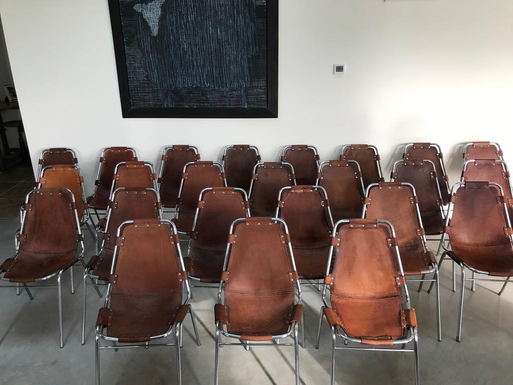Francese Selezionato da Charlotte Perriand per la stazione sciistica di Les Arcs, 24 sedie da pranzo in pelle in vendita