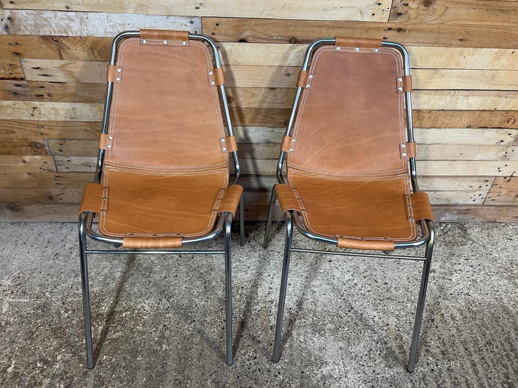Superbe ensemble de chaises 2, conçu par Charlotte Perriand pour et utilisé dans la station de ski Les Arcs, vers 1960. Ces chaises ont été commandées à DalVera, l'un des meilleurs fabricants de meubles italiens et le seul fabricant de ces chaises