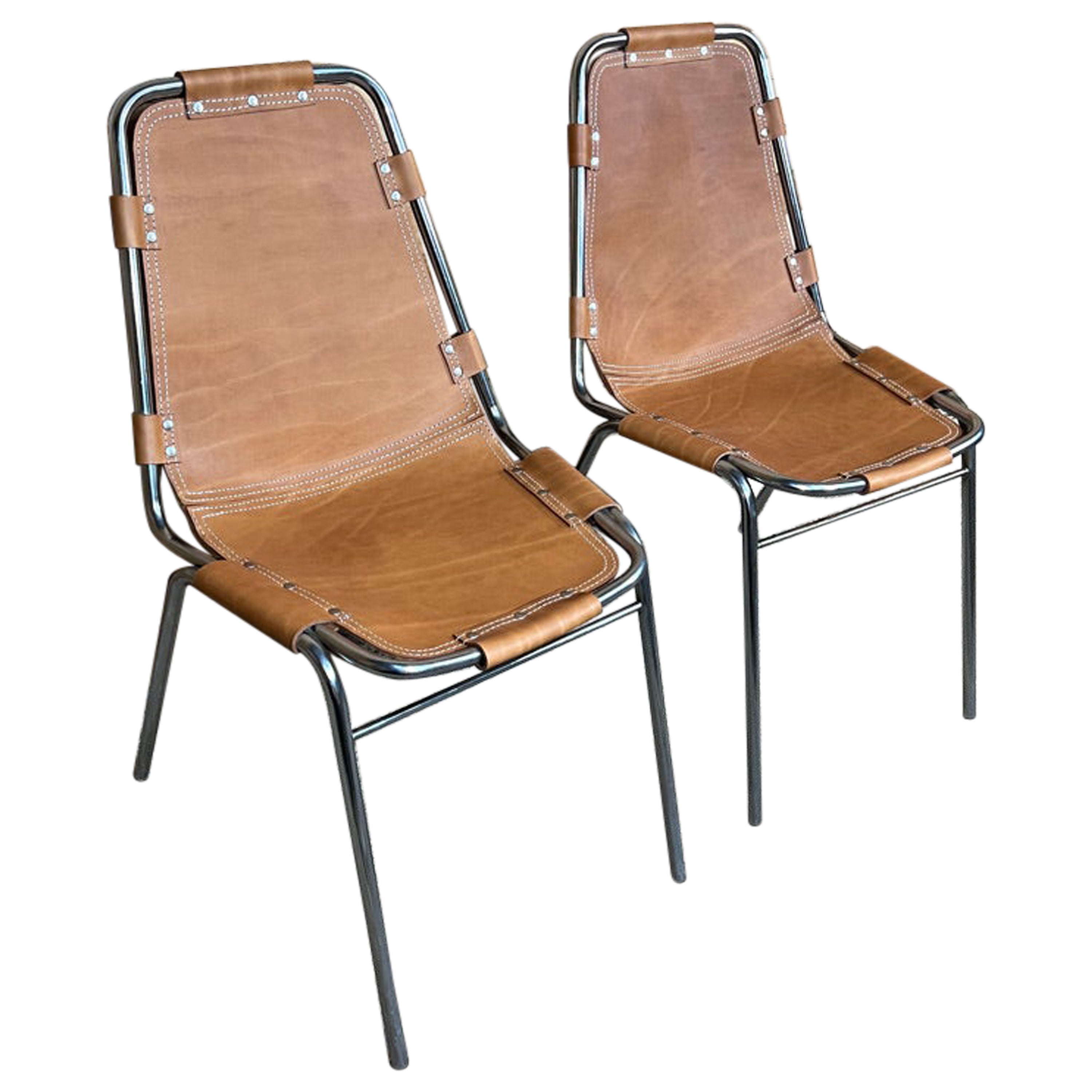 Sélectionné par Charlotte Perriand pour la station de ski Les Arcs, chaises de salle à manger en cuir