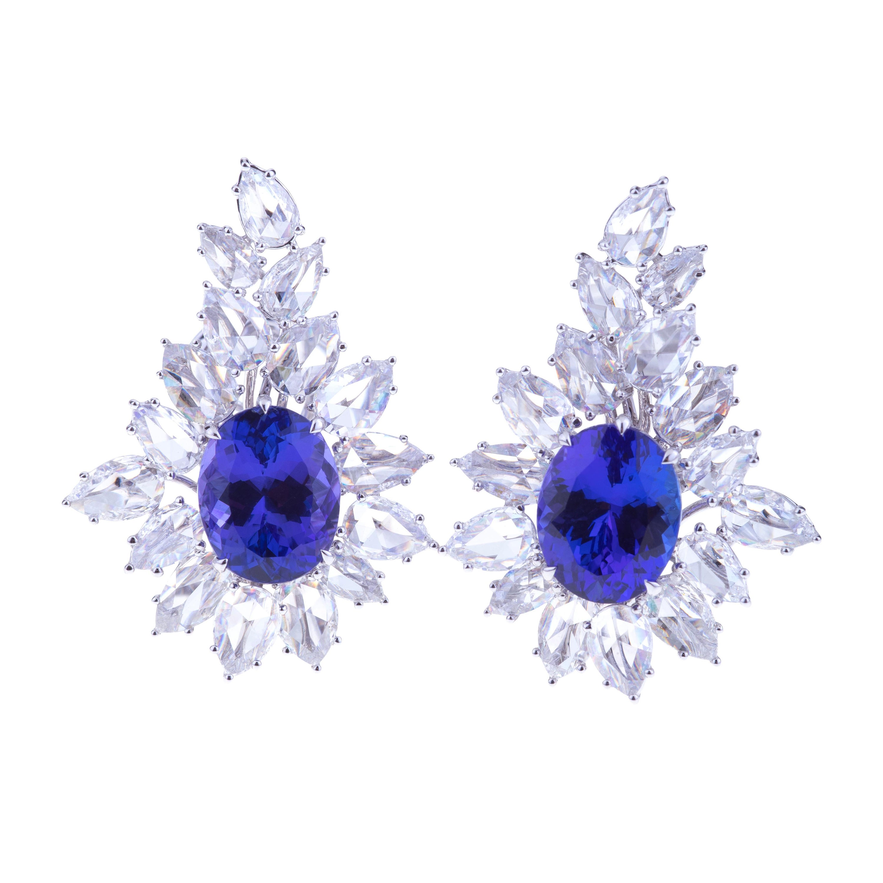 Orecchini selezionati di tanzanite blu intenso in oro bianco con diamanti - Anello abbinato