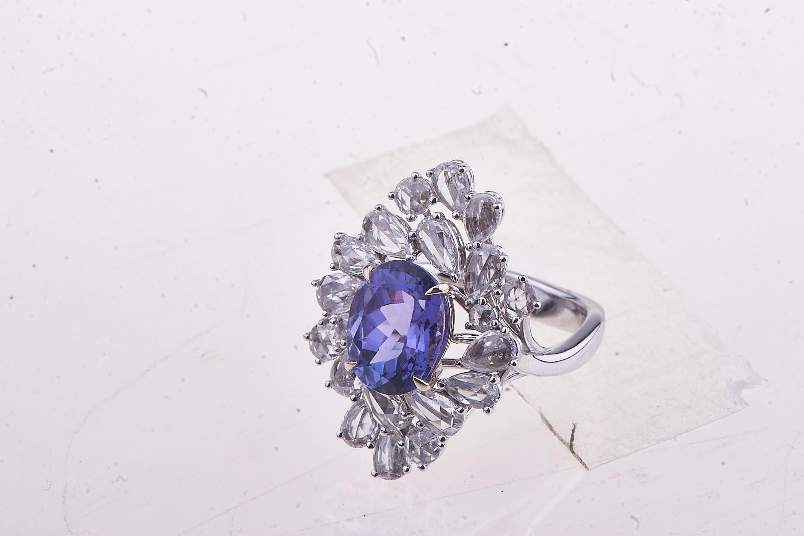 Ausgewählter intensiv blauer Tansanit-Ring aus Weißgold mit Diamanten VVS (Ovalschliff) im Angebot
