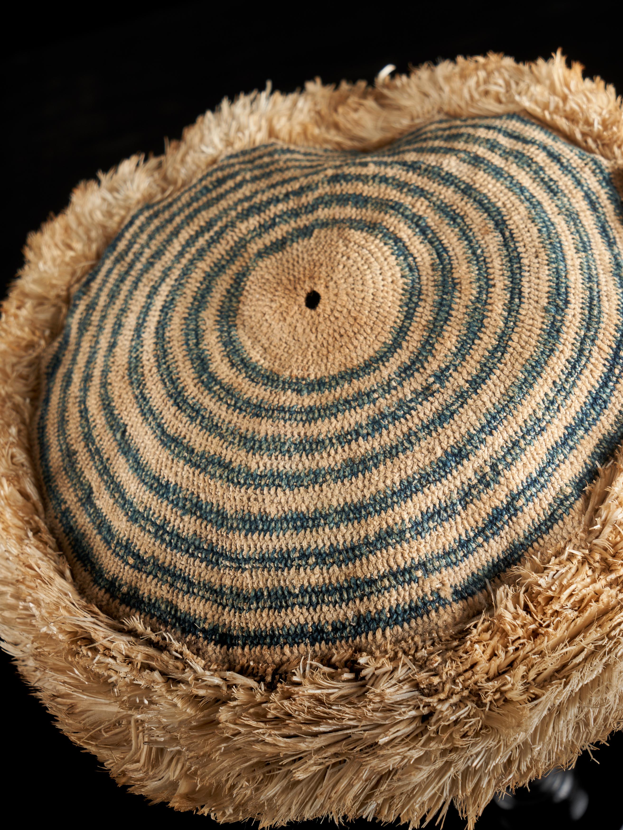 6 authentiques coiffes et chapeaux de cérémonie ethniques du Cameroun en vente 11