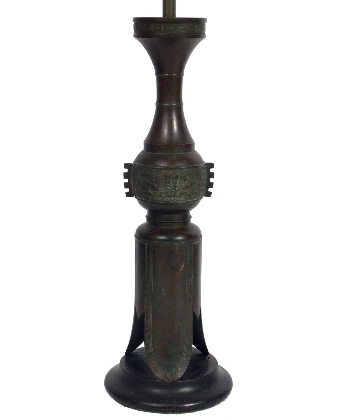 Sélection de lampes asiatiques en bronze, probablement japonaises, au moins vers les années 1950, peut-être beaucoup plus tôt. La lampe illustrée à gauche mesure 40.5 