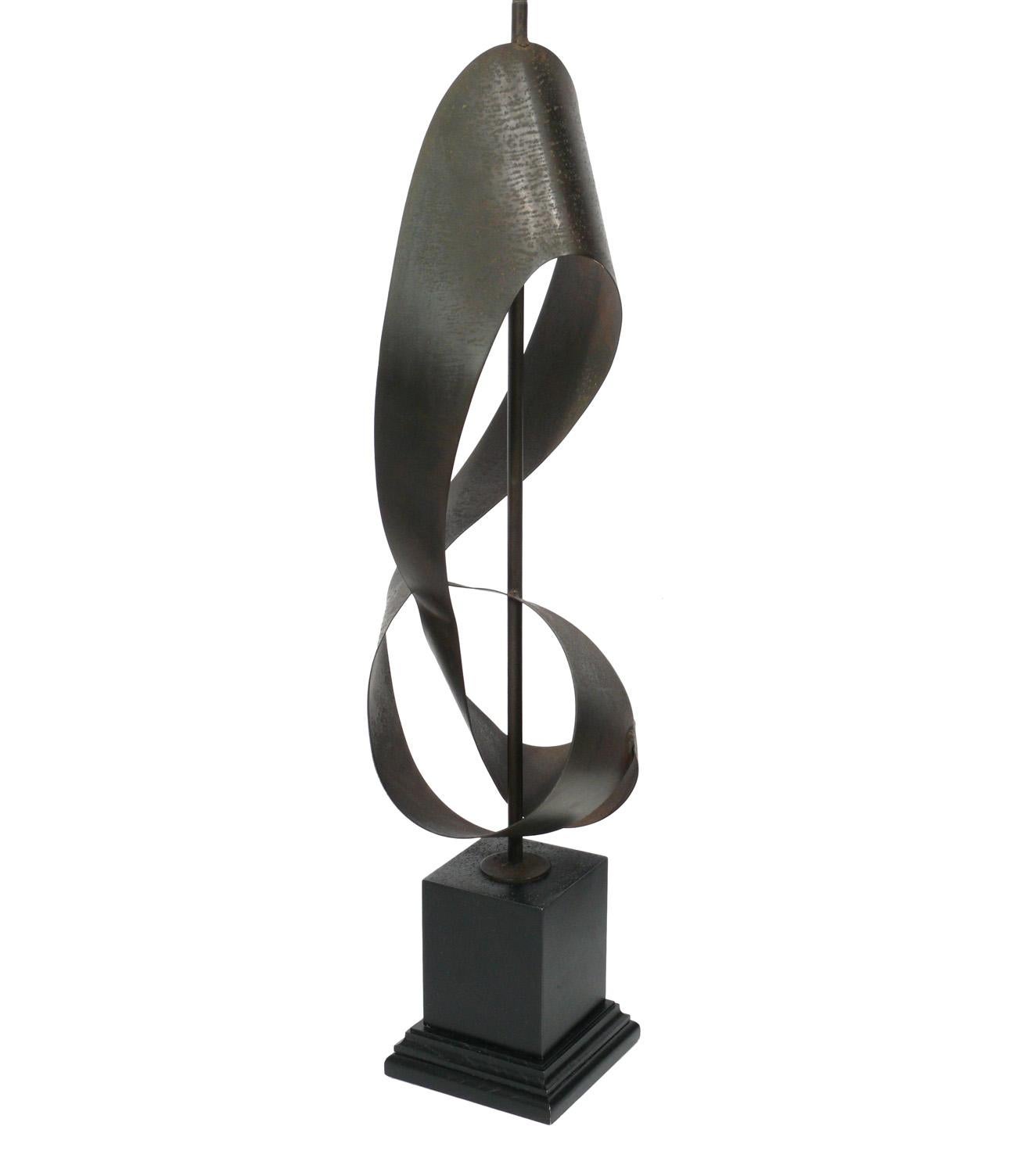 Fine XX secolo Selezione di lampade moderniste in bronzo in vendita