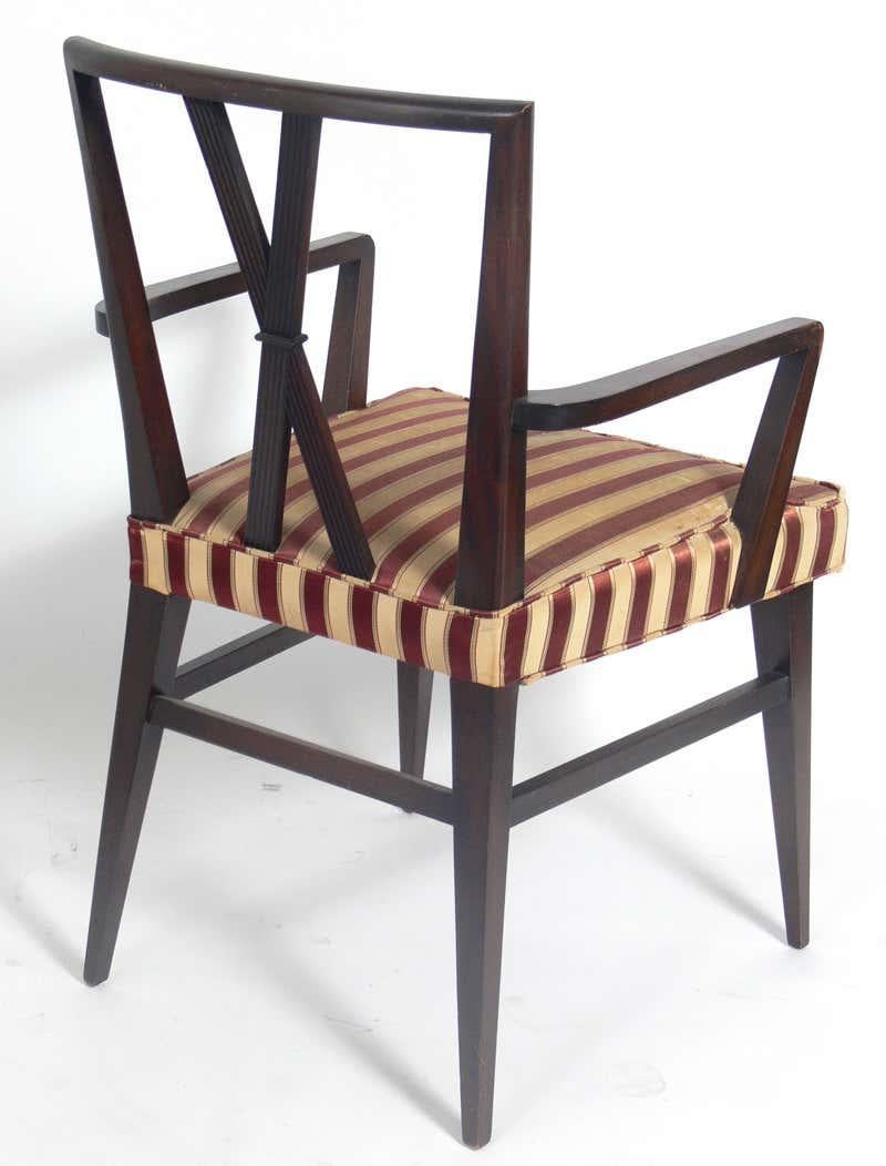 Auswahl an eleganten Esszimmerstühlen mit X-Rückenlehne, entworfen von Tommi Parzinger für Charak Modern, um 1950. Diese Stühle werden derzeit aufgearbeitet und neu gepolstert und können in einer Farbe Ihrer Wahl und mit einem Stoff Ihrer Wahl neu