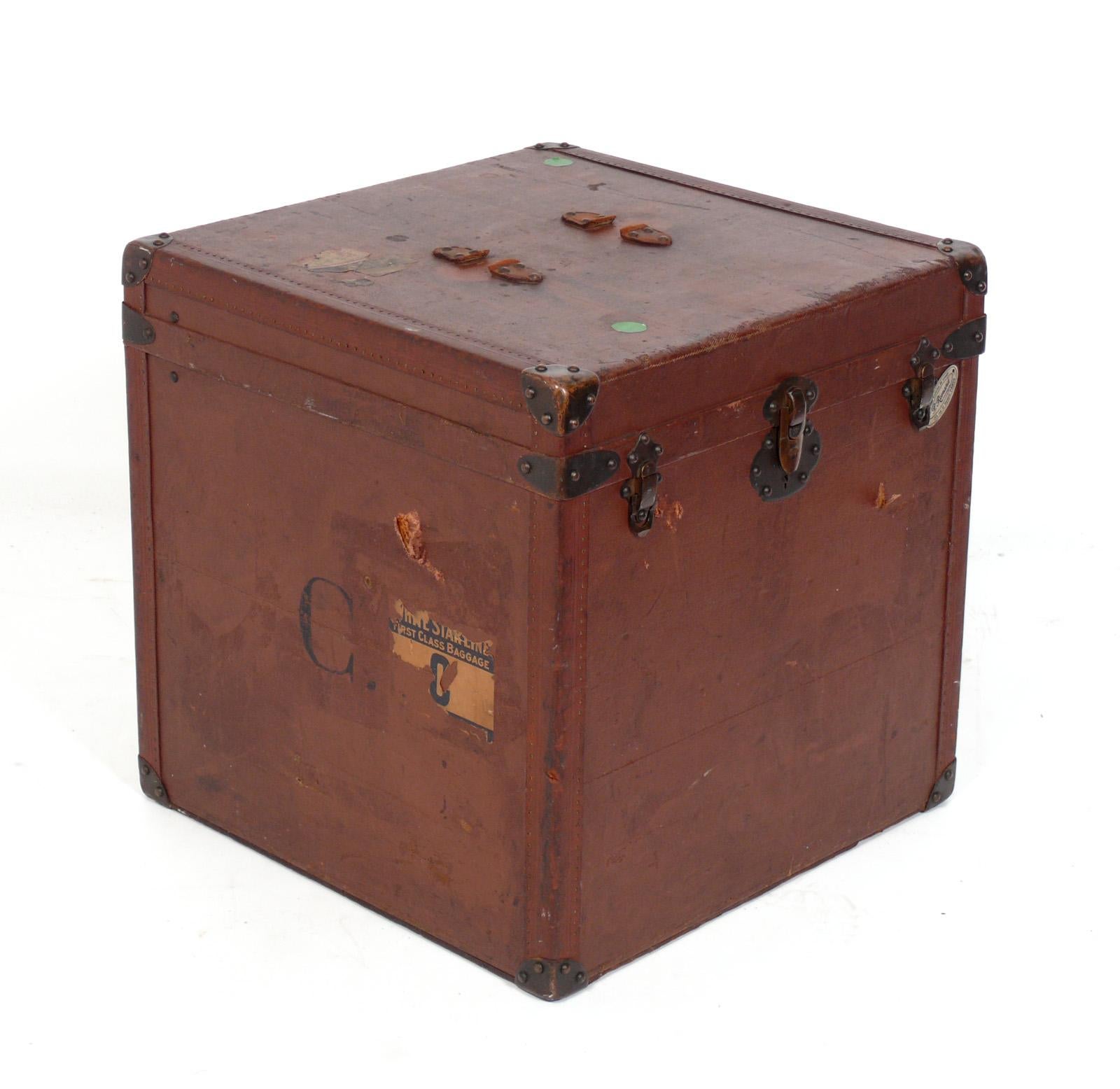 Selección de baúles de vapor franceses Goyard y Romand París Metal en venta