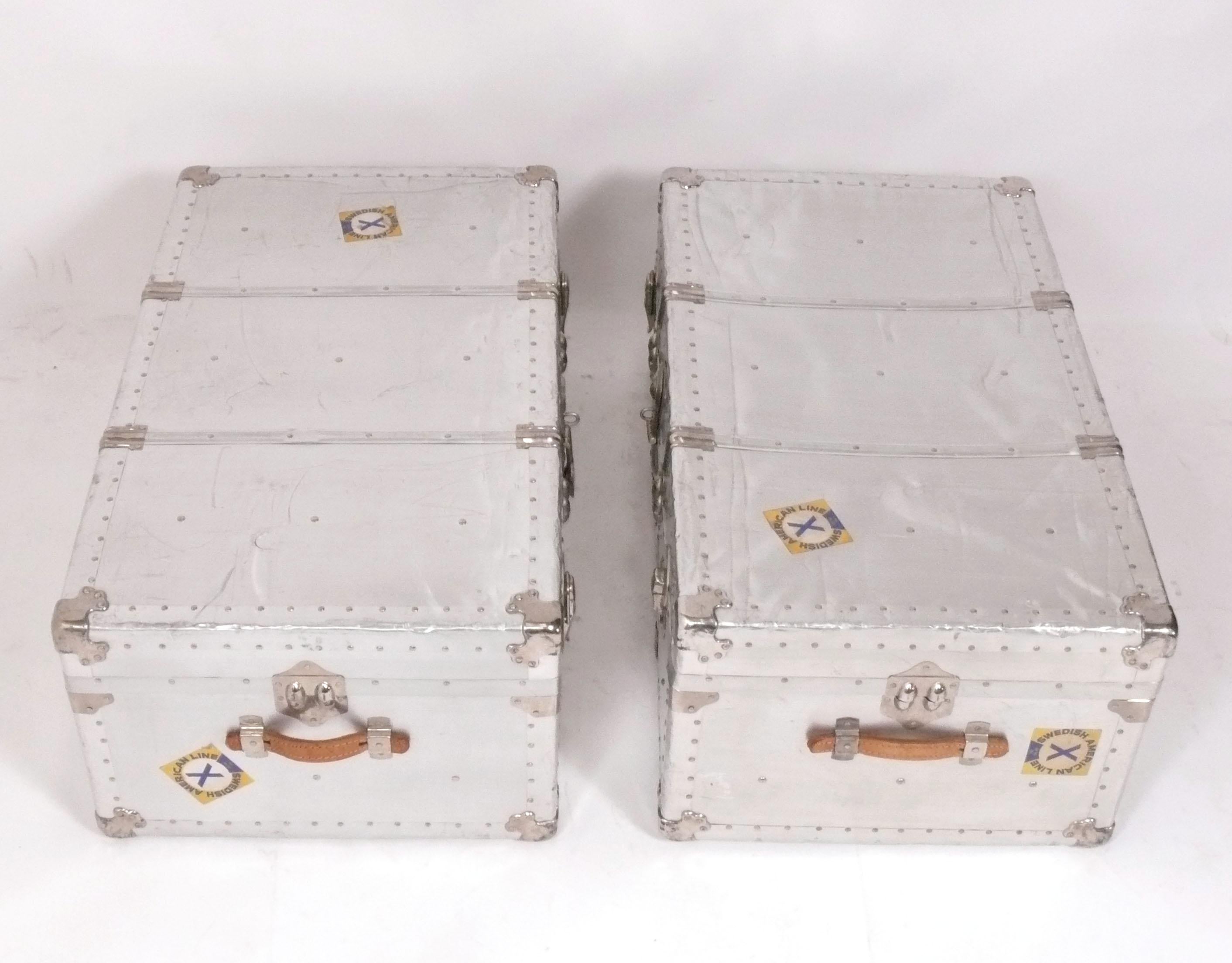 Selezione di bauli a vapore in alluminio dell'era della macchina, prodotti e/o venduti al dettaglio dalla K. Janson Company di Hong Kong, intorno agli anni Quaranta. Il prezzo è di $1200 ciascuno o $1975 per la coppia. Sarebbero ottimi tavolini da