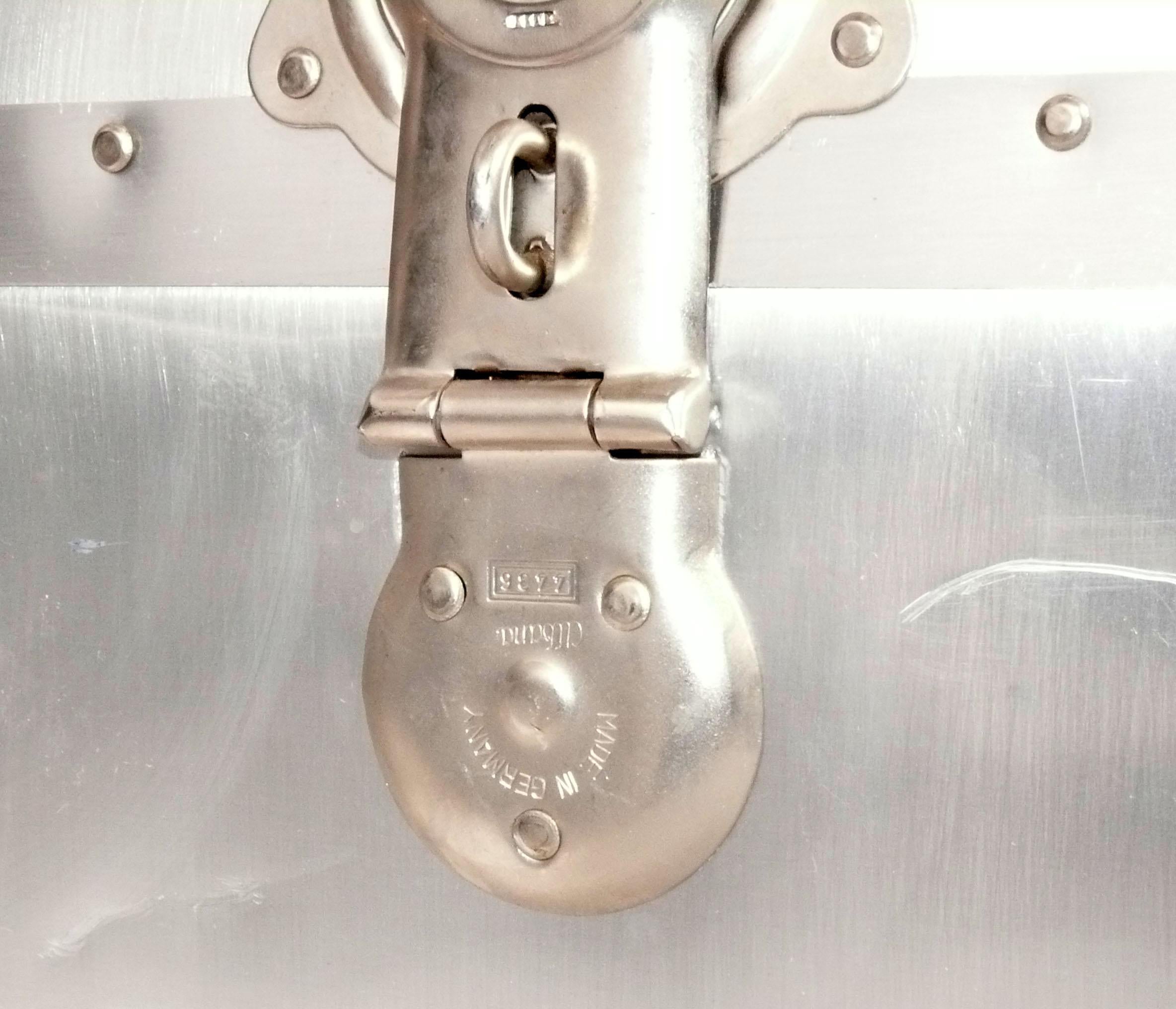 Metallo Selezione di bauli o tavolini da caffè in alluminio dell'età della macchina in vendita