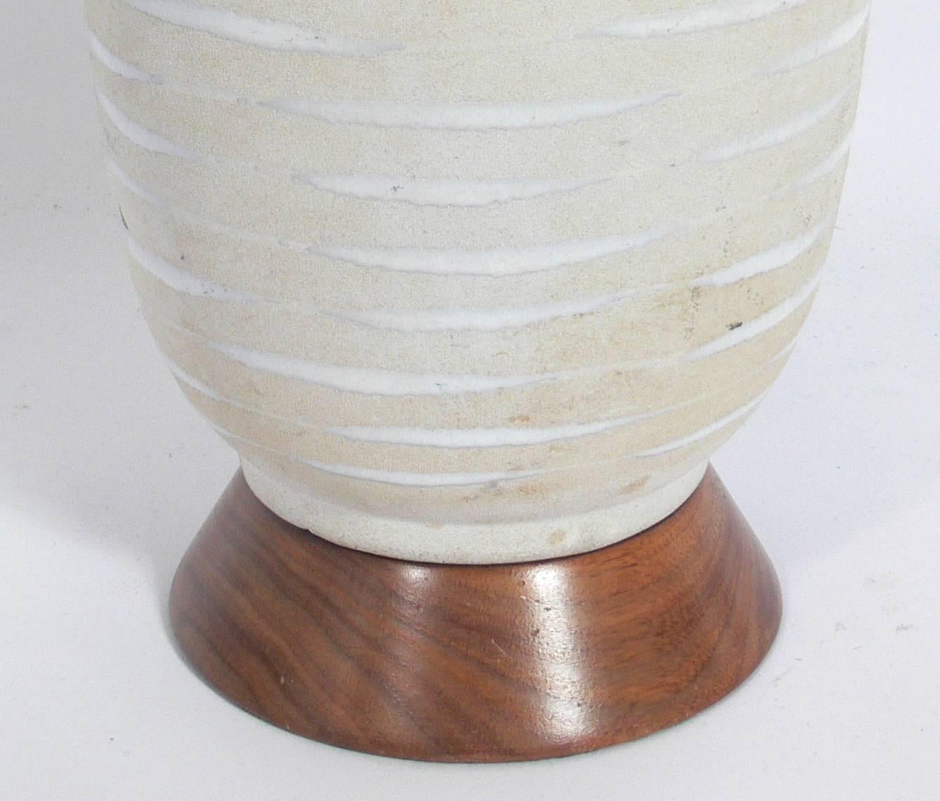 Eine Auswahl an modernen Keramiklampen aus der Mitte des Jahrhunderts im Angebot 1