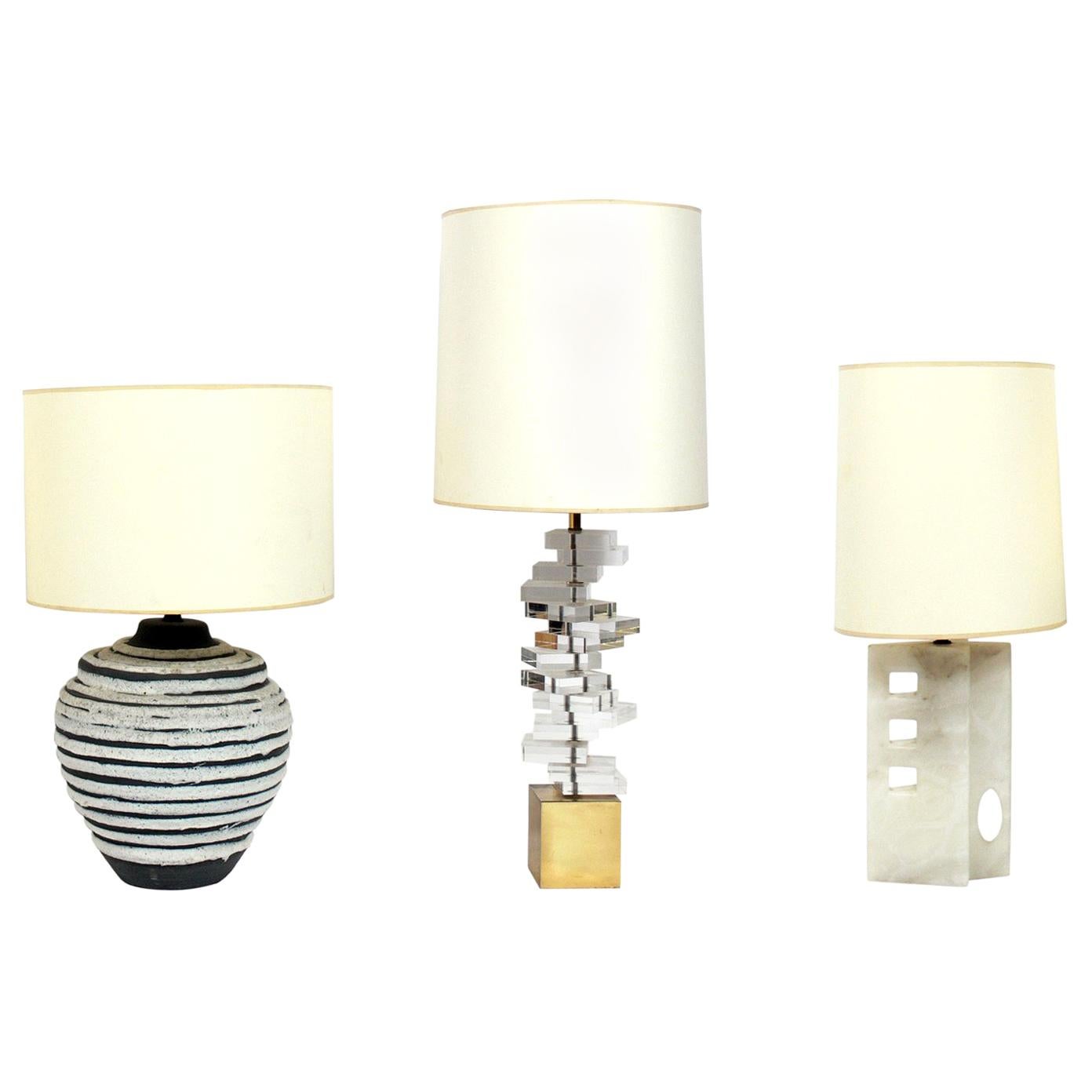 Sélection de lampes italiennes du milieu du siècle, vers les années 1950-1960. De gauche à droite, il s'agit de
1) Lampe en céramique émaillée Lava, vers les années 1960. Elle mesure 31