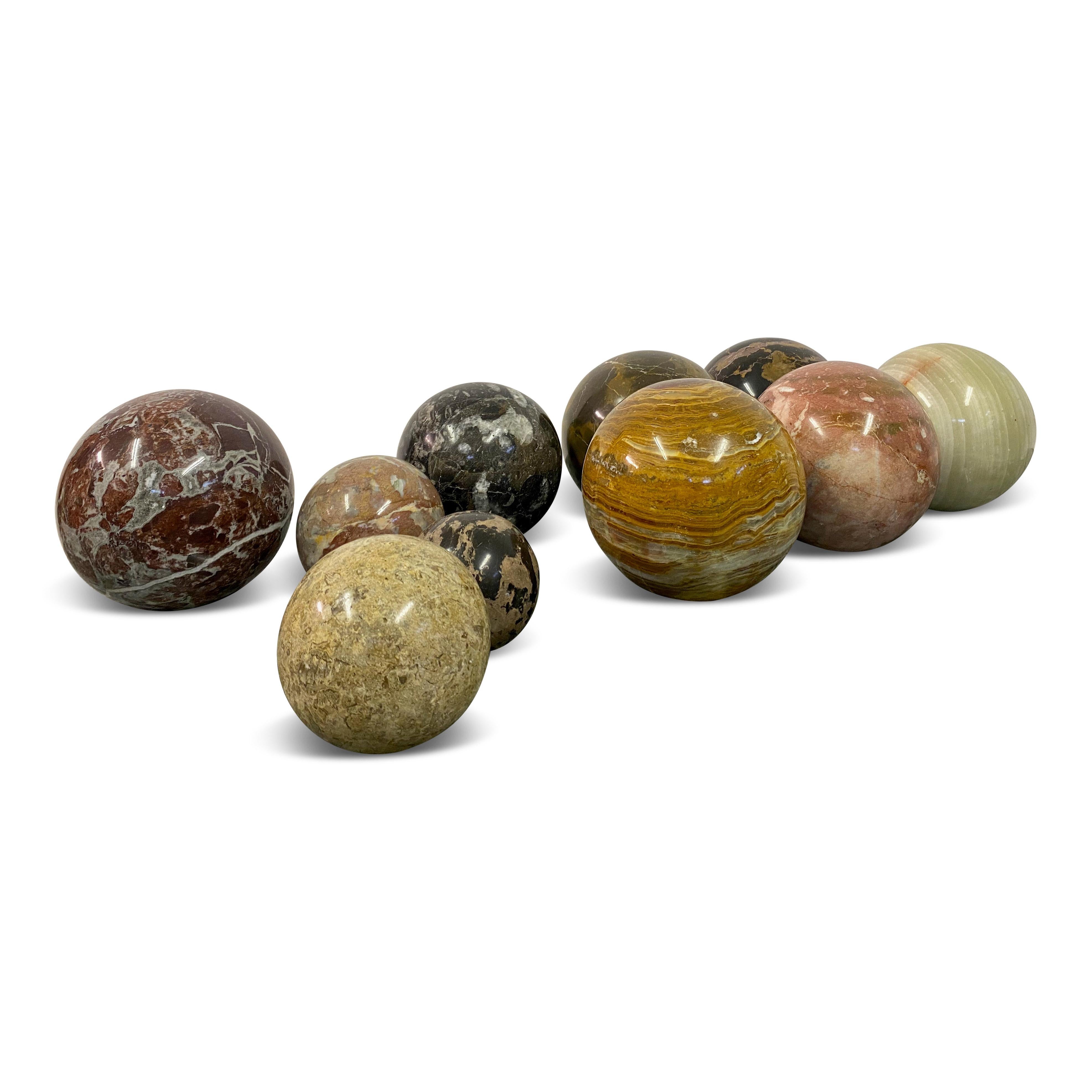 Auswahl an Exemplaren von Marmor- und Steinkugeln im Angebot 8