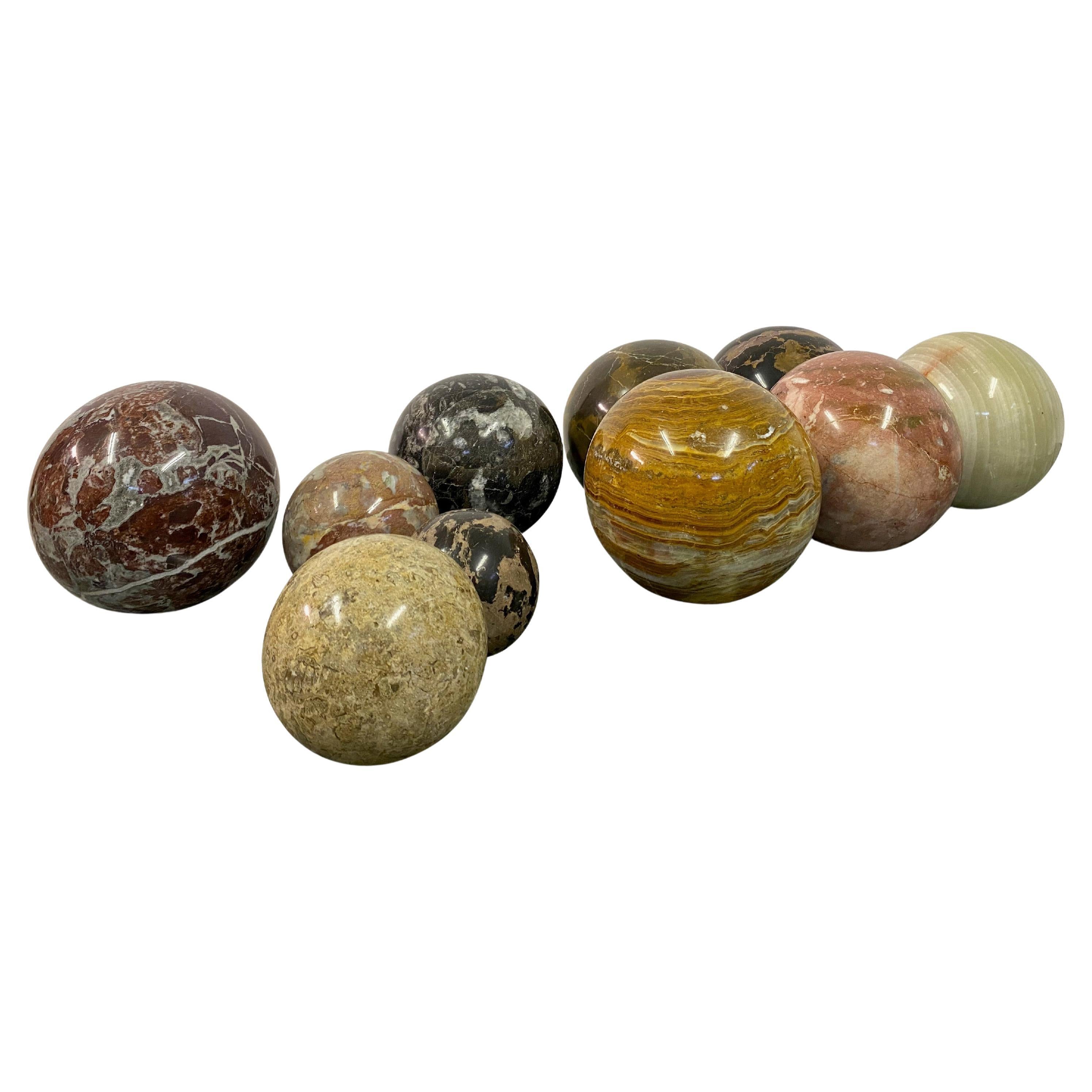 Auswahl an Exemplaren von Marmor- und Steinkugeln
