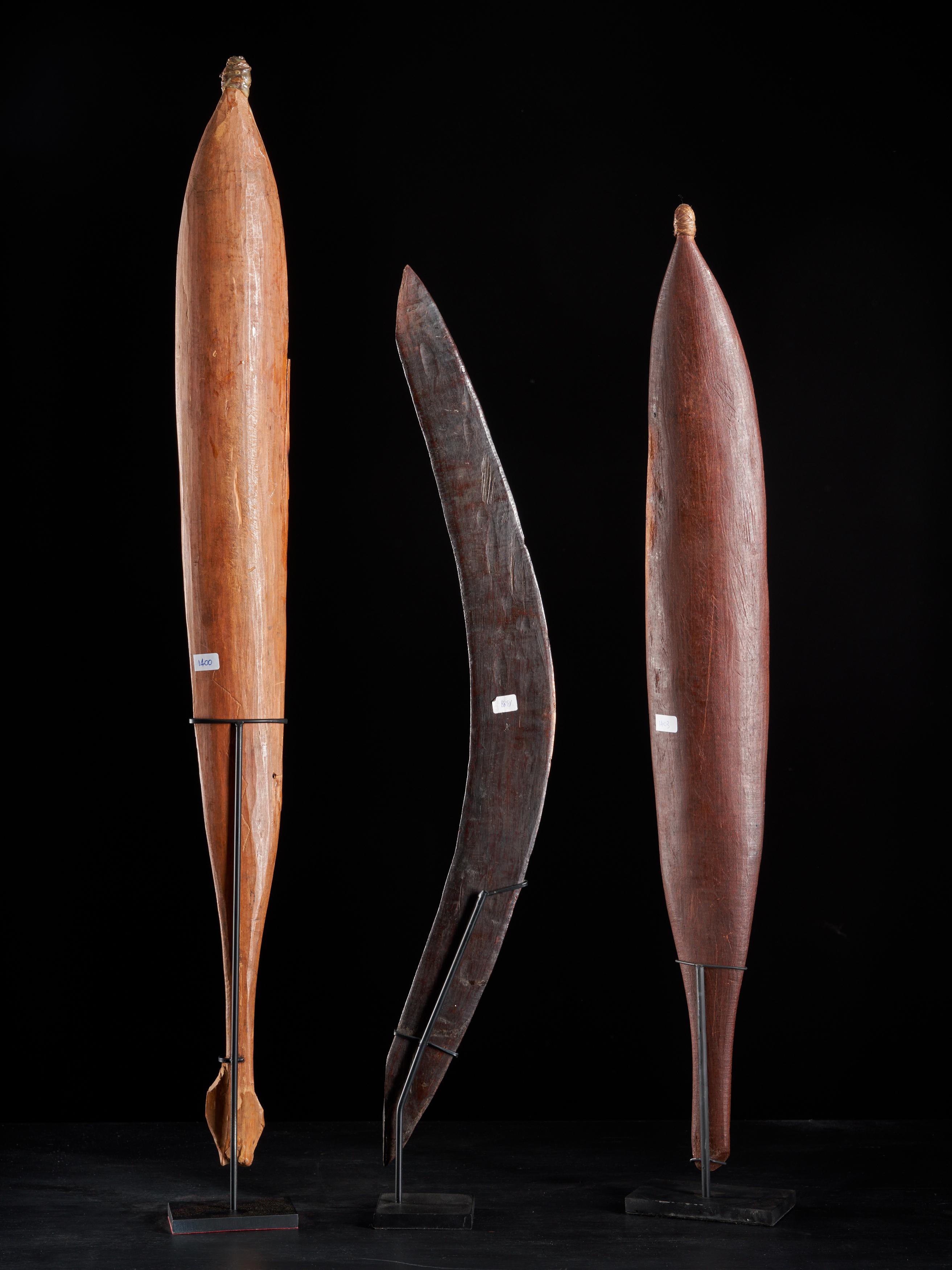 The dark wood decorated boomerang measures 66 cm and the two spearthrowers respectively 70 and 80 cm.