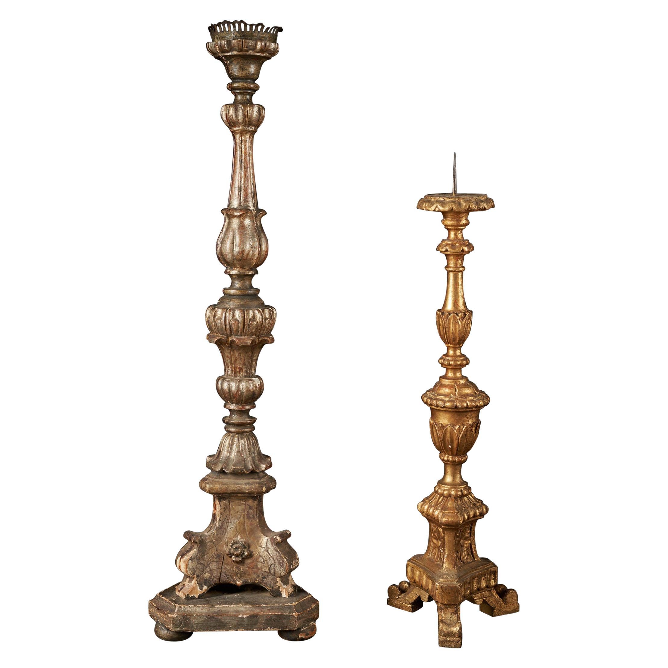 Sélection de deux chandeliers classiques en bois du 20e siècle