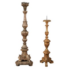 Sélection de deux chandeliers classiques en bois du 20e siècle